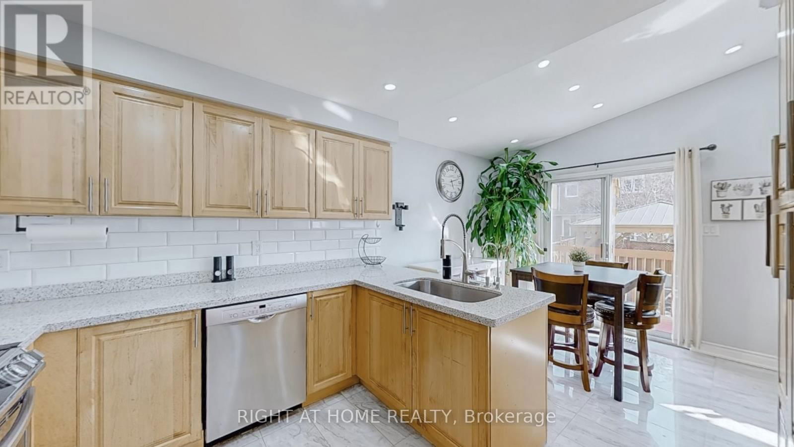 5253 FLORAL HILL CRESCENT SOUTH Image 15