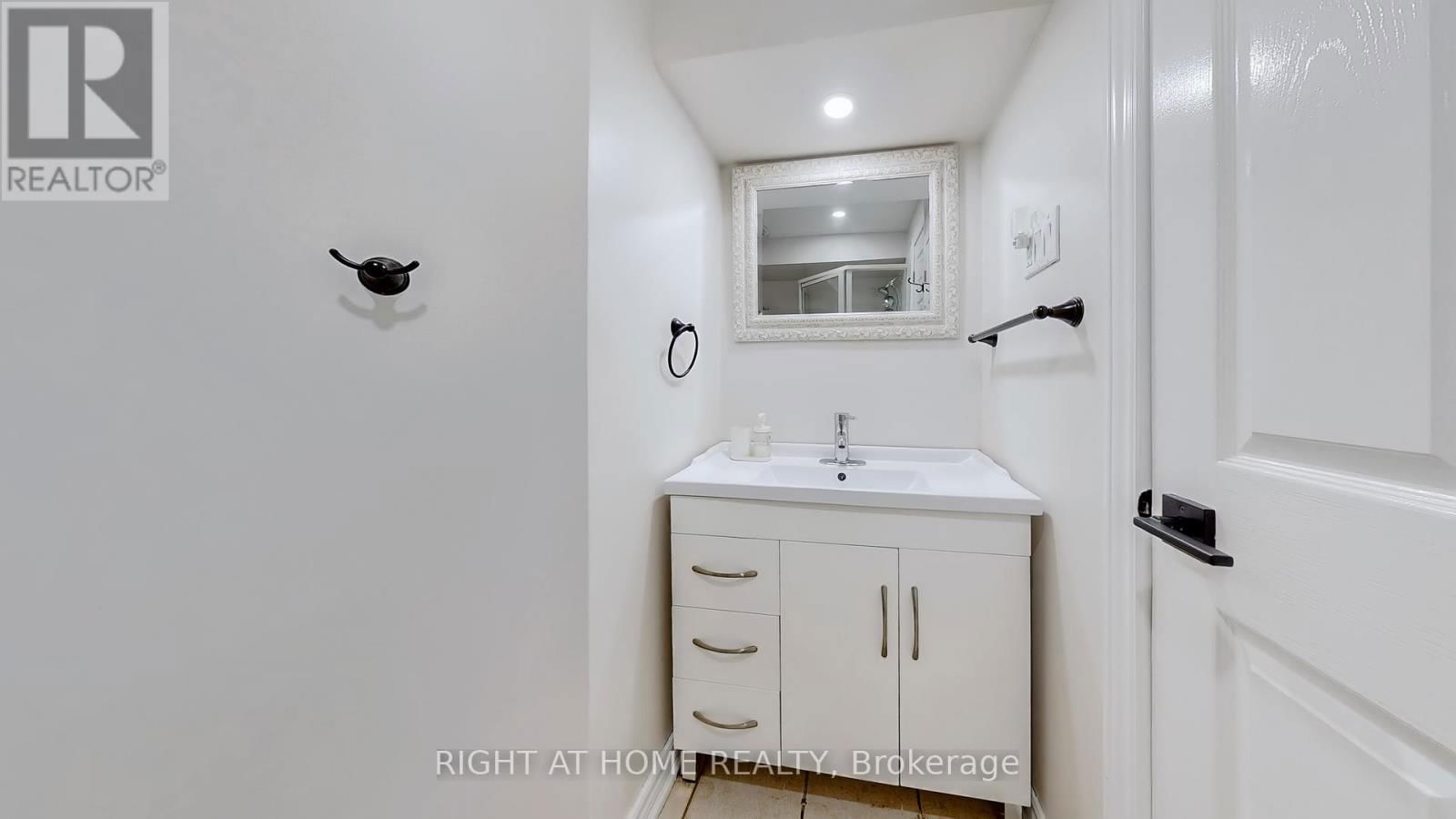 5253 FLORAL HILL CRESCENT SOUTH Image 39