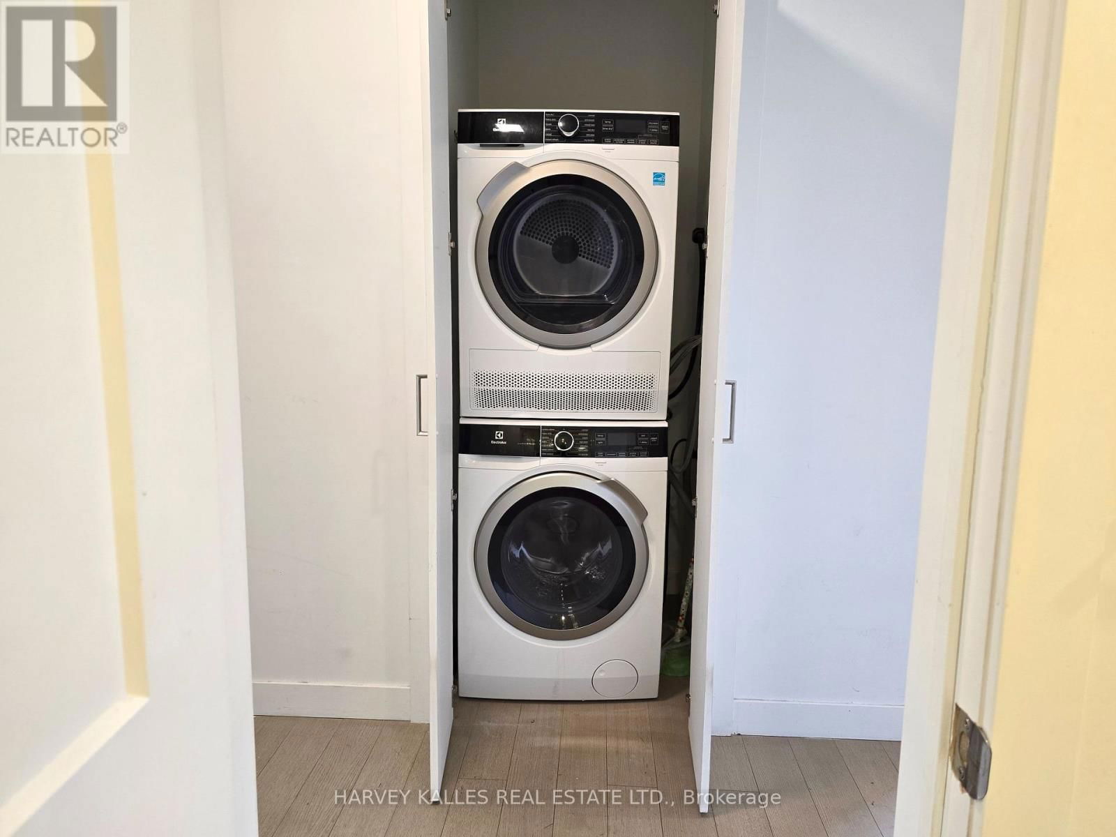 521 BROWN'S LINE Image 9