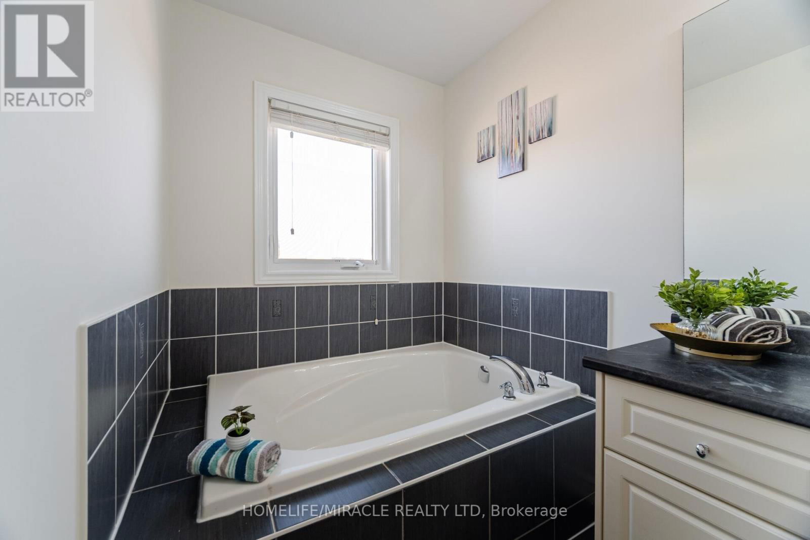 33 SEA DRIFTER CRESCENT Image 16