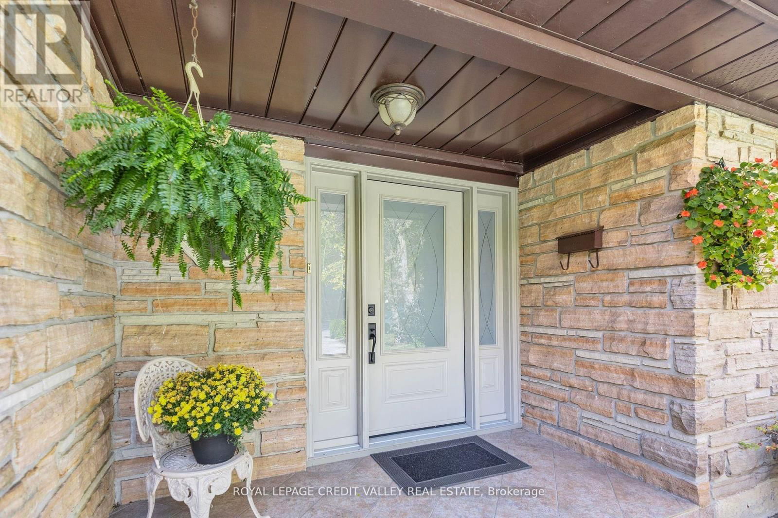9 NORVAL CRESCENT Image 2