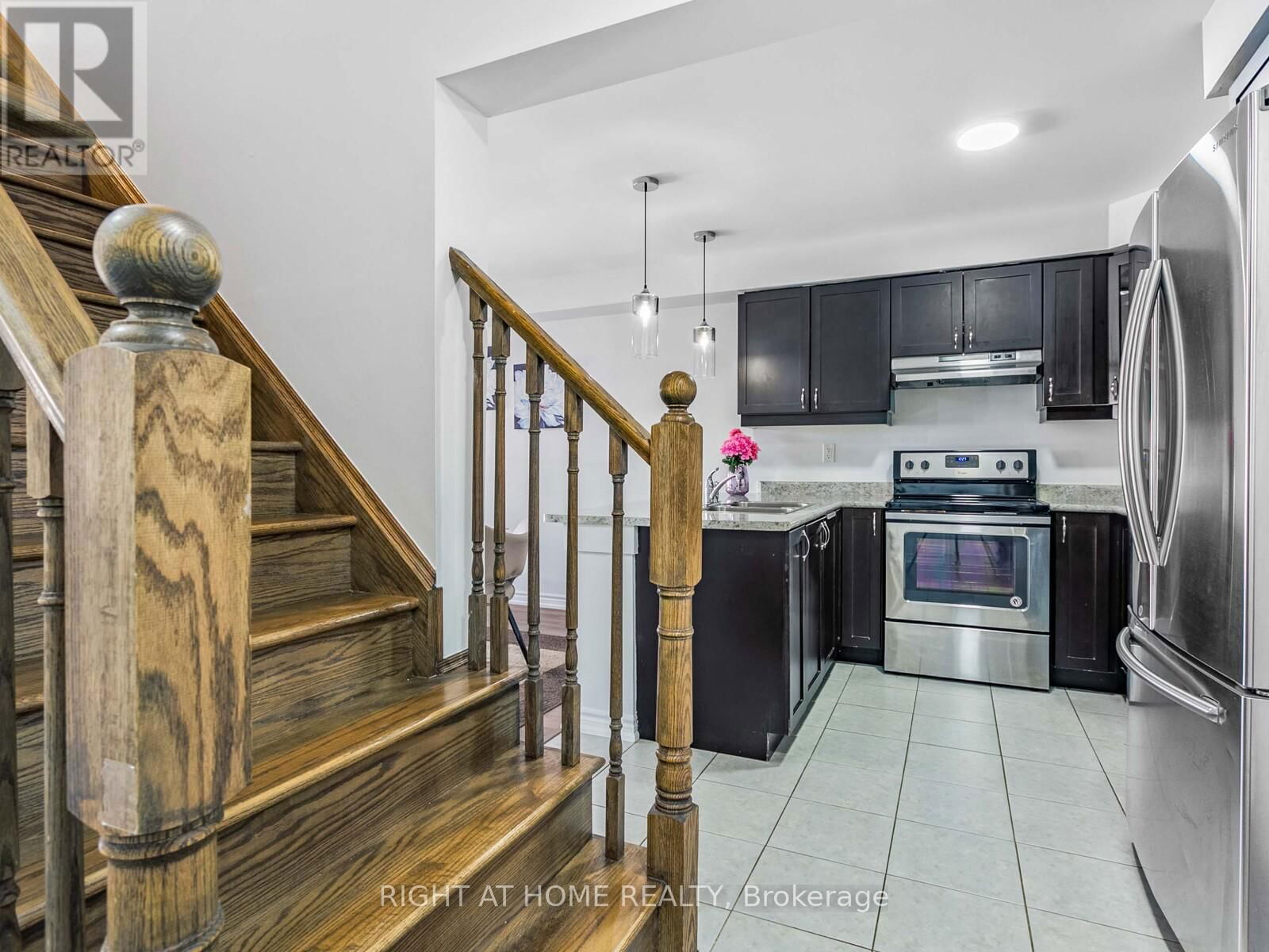 651 LAKING TERRACE Image 24