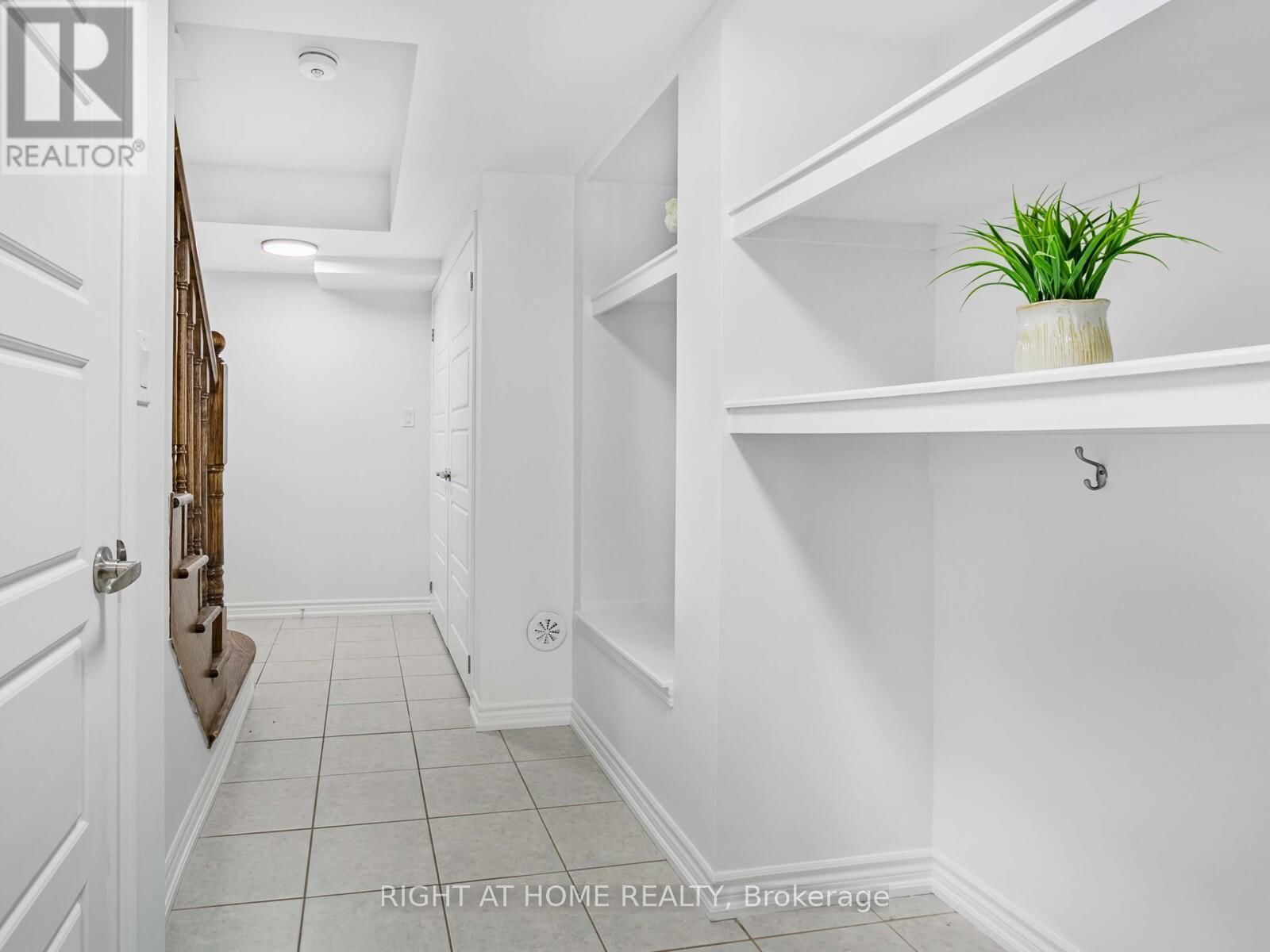 651 LAKING TERRACE Image 28