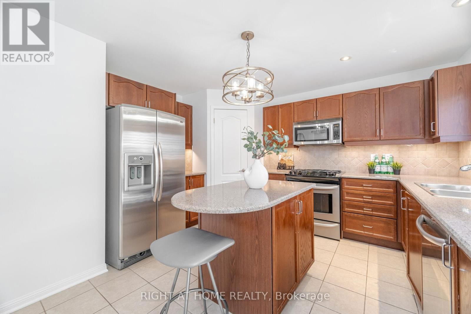 820 RAYNER COURT Image 11