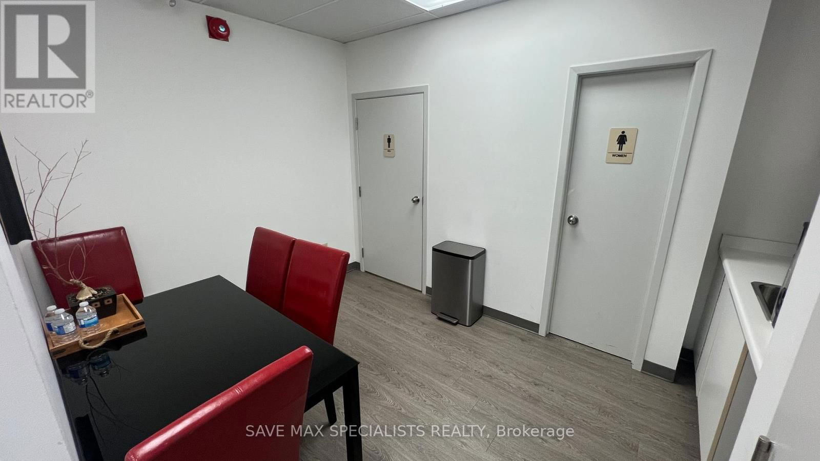 200 - 2595 SKYMARK AVENUE Image 13