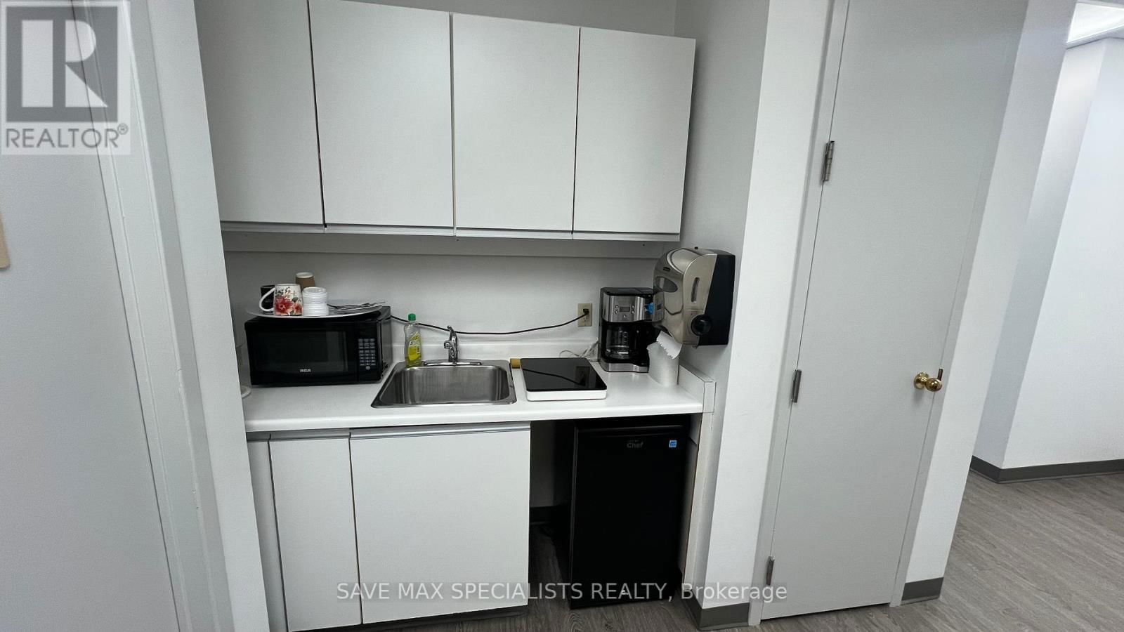 200 - 2595 SKYMARK AVENUE Image 14