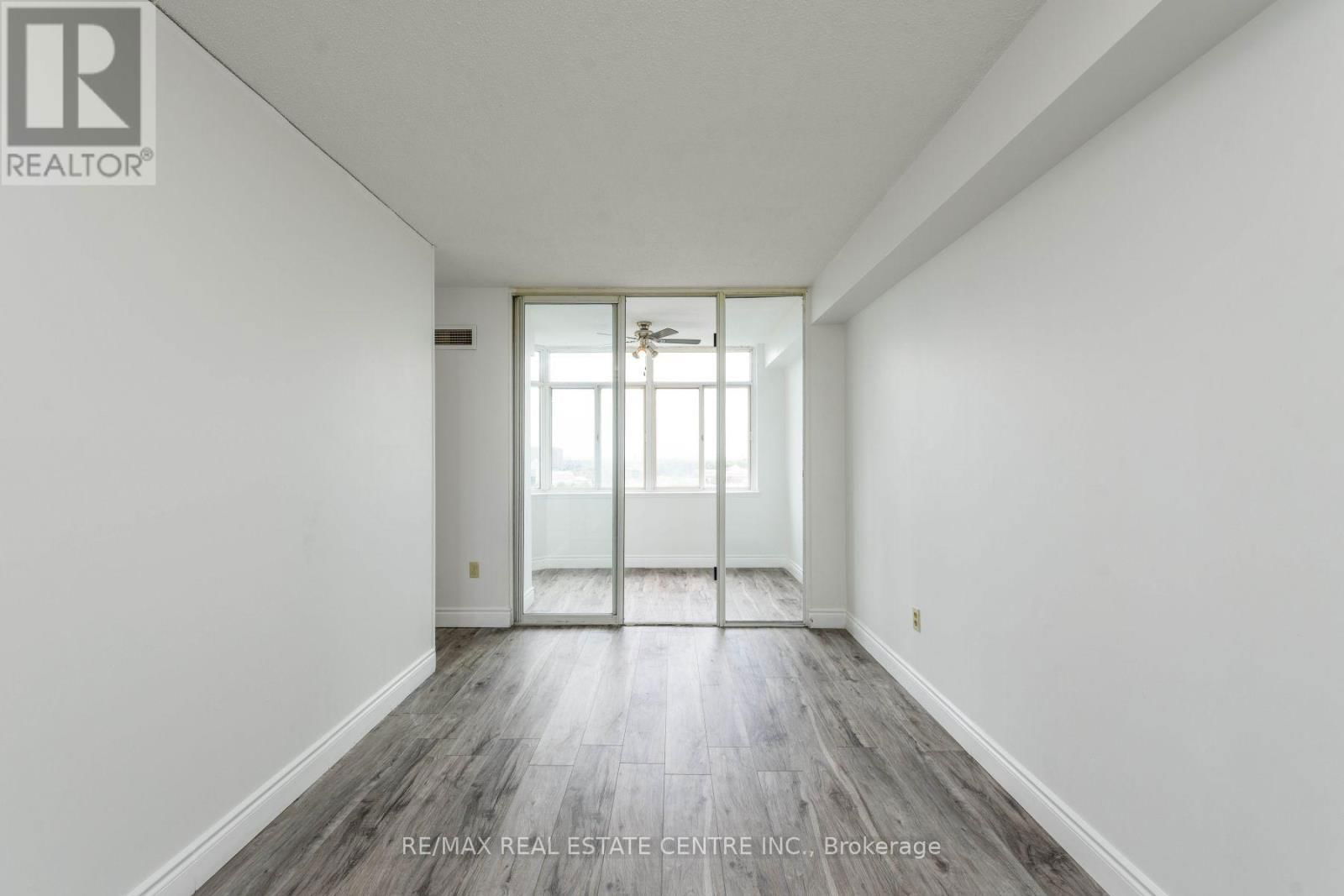907 - 300 WEBB DRIVE Image 17