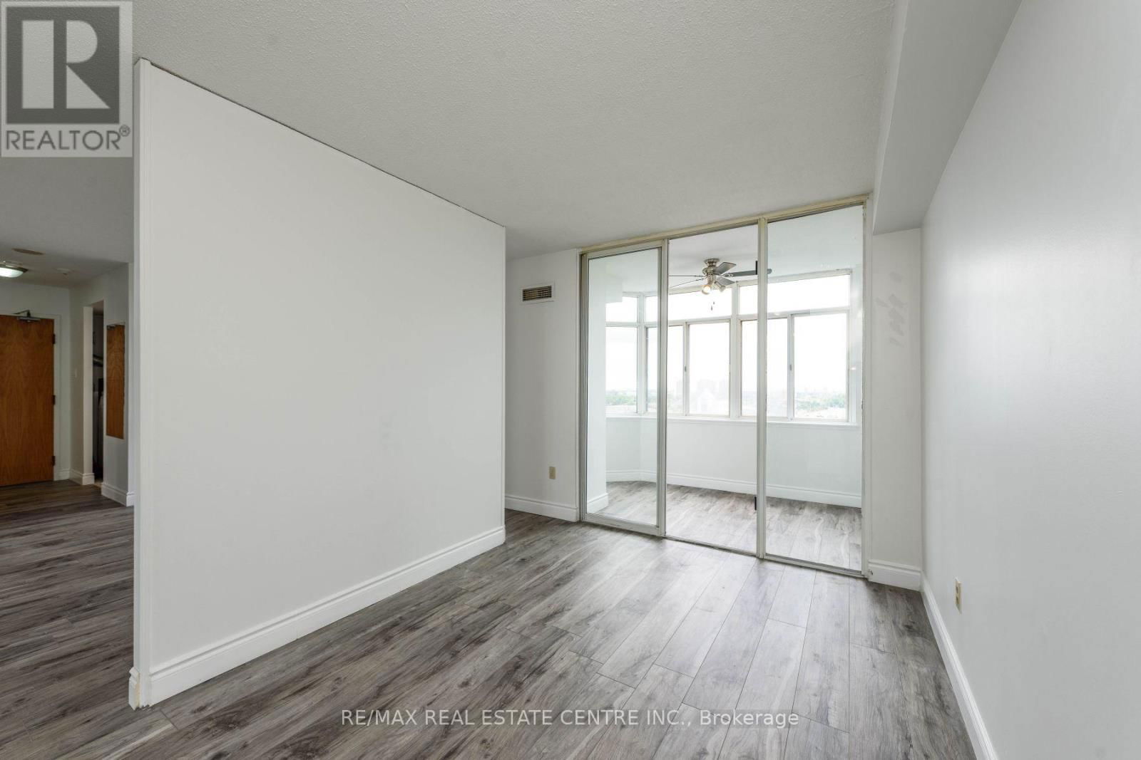 907 - 300 WEBB DRIVE Image 18