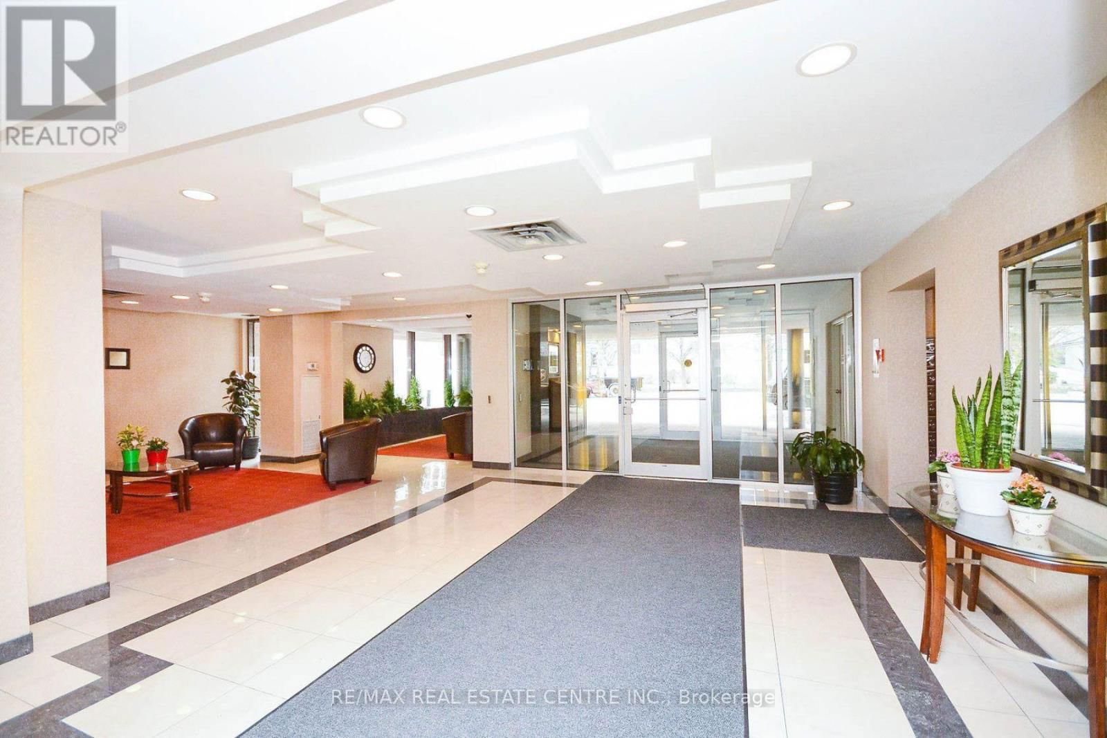 907 - 300 WEBB DRIVE Image 3