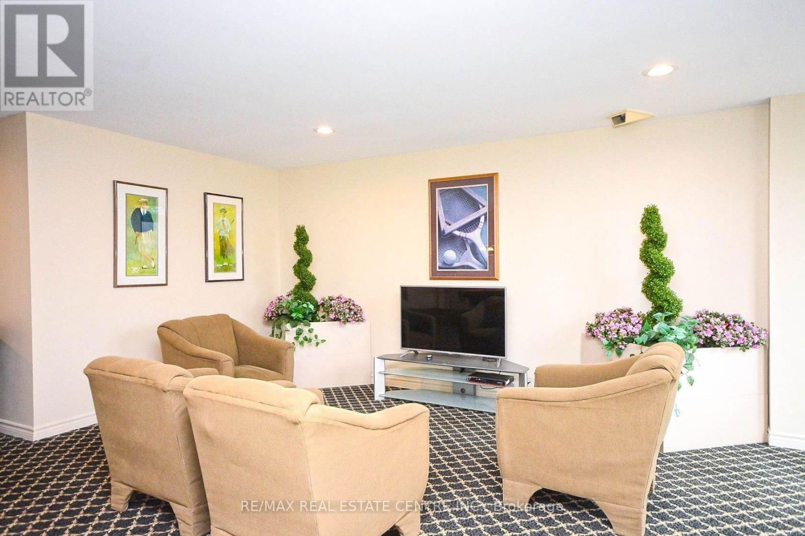 907 - 300 WEBB DRIVE Image 4