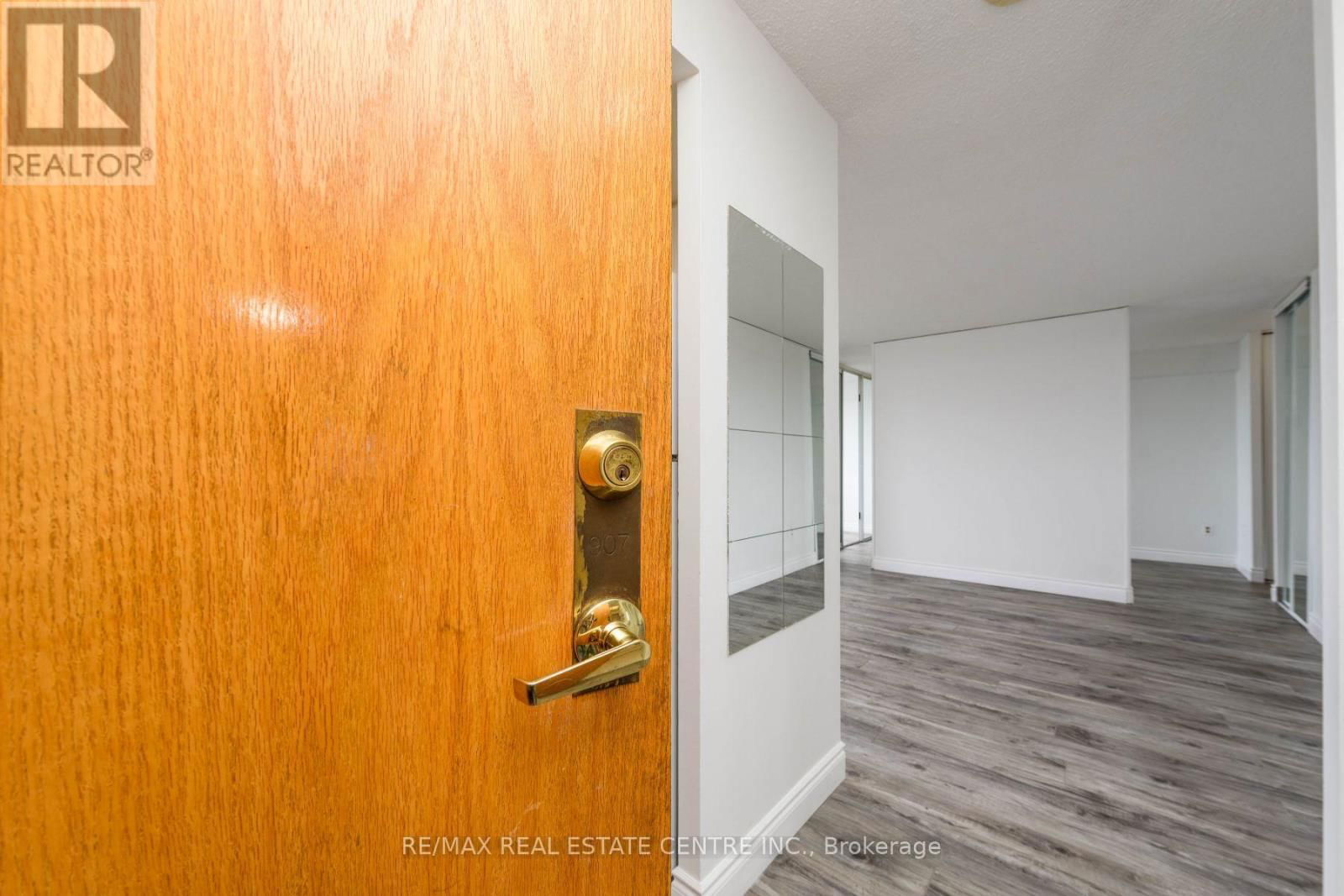 907 - 300 WEBB DRIVE Image 8