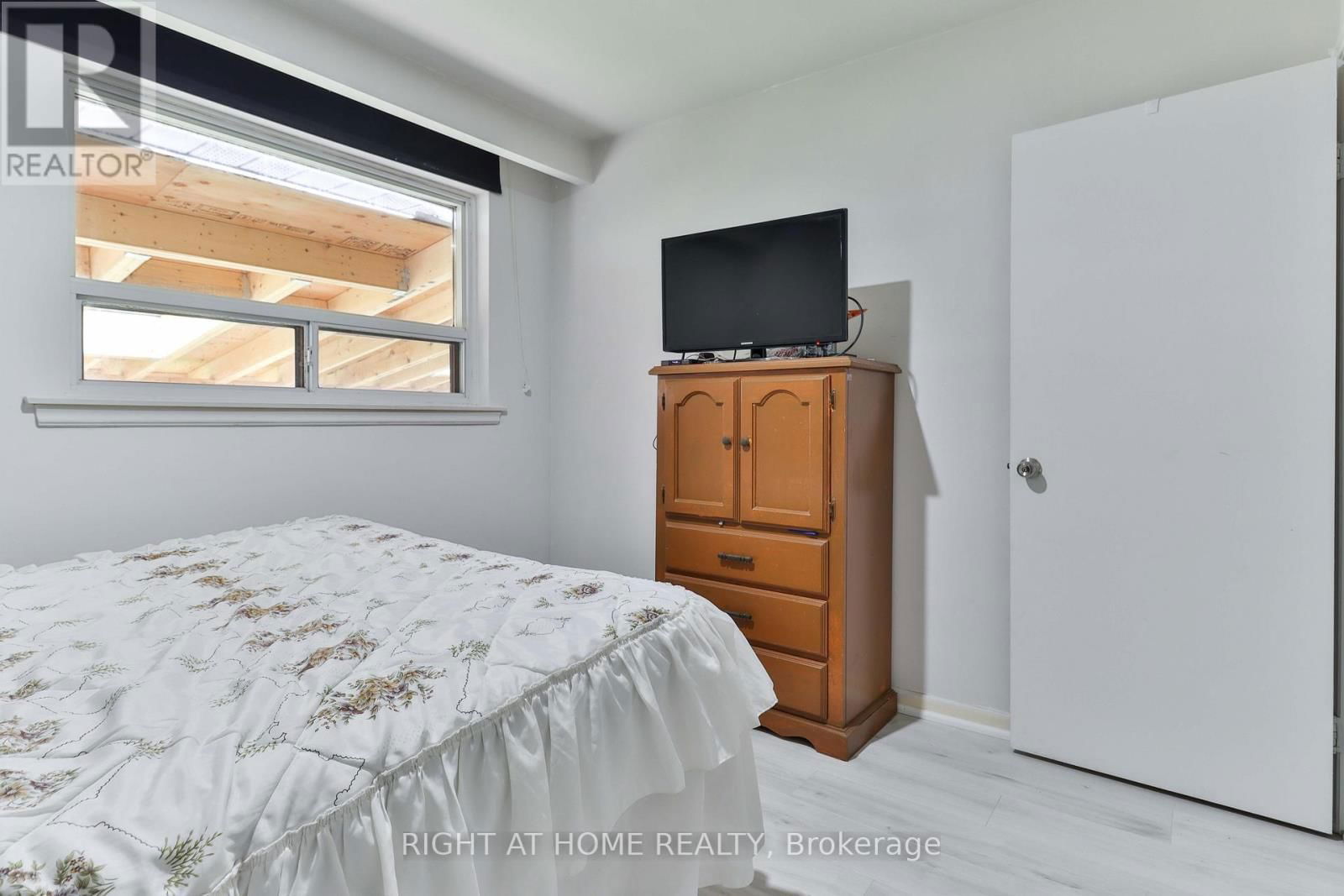 14 MIDDEN CRESCENT Image 17