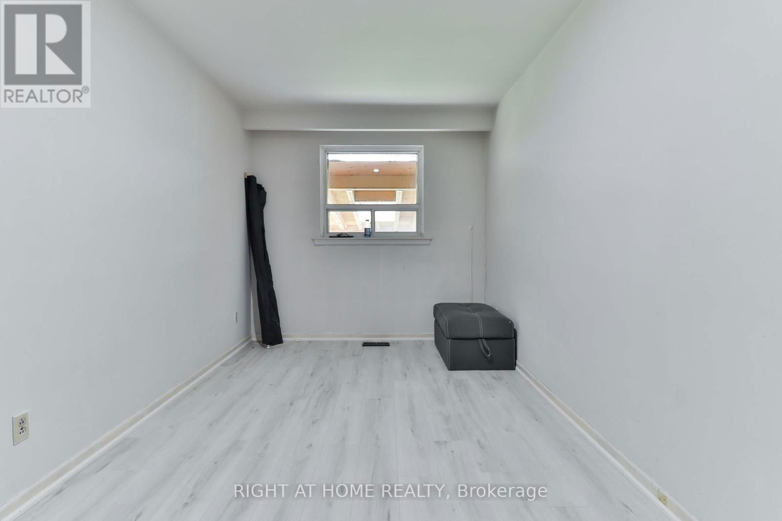 14 MIDDEN CRESCENT Image 18
