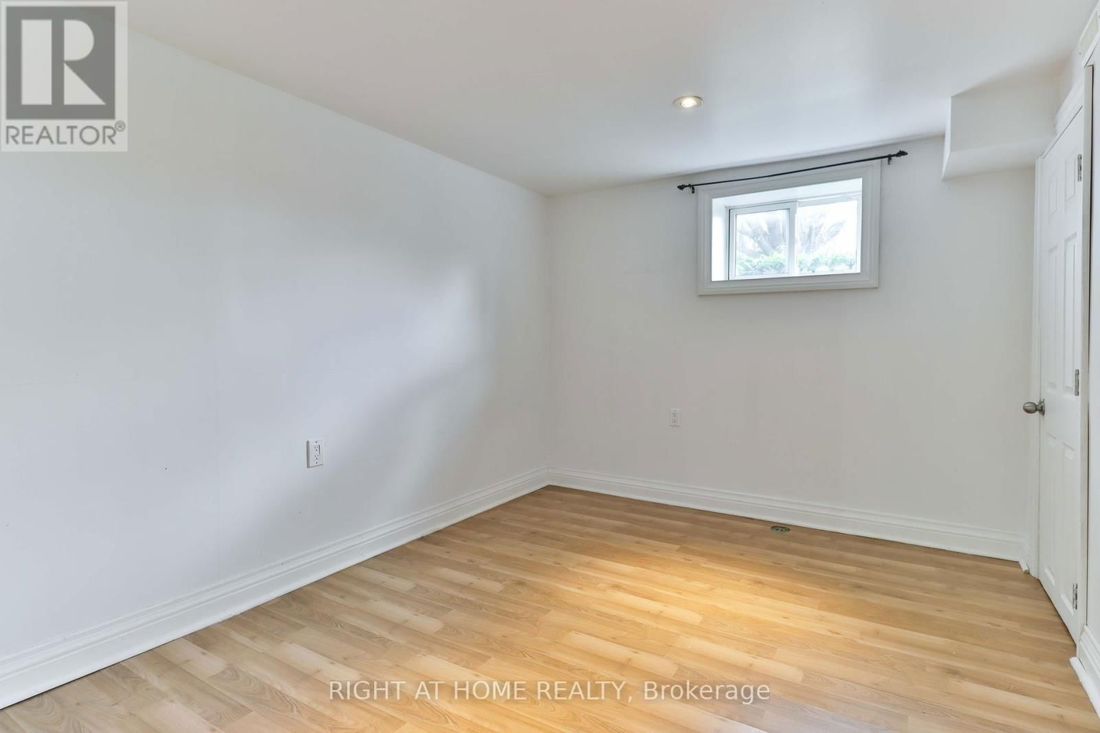 14 MIDDEN CRESCENT Image 25