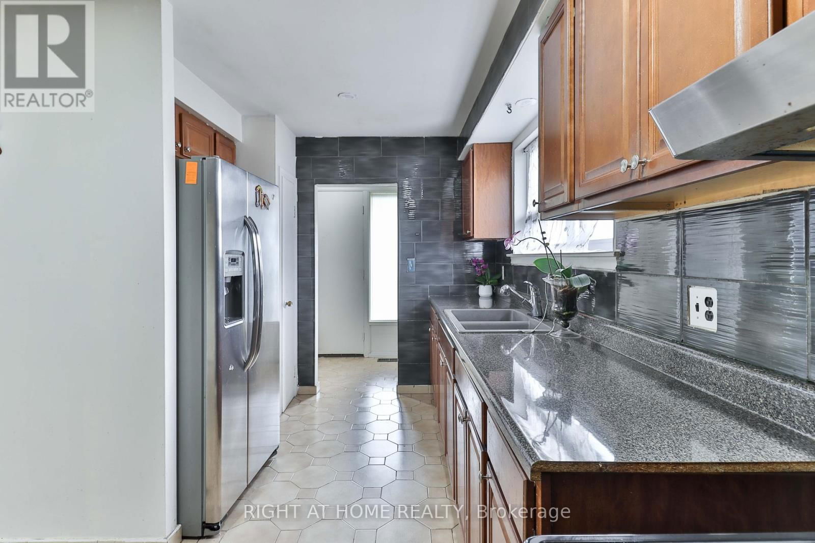 14 MIDDEN CRESCENT Image 6