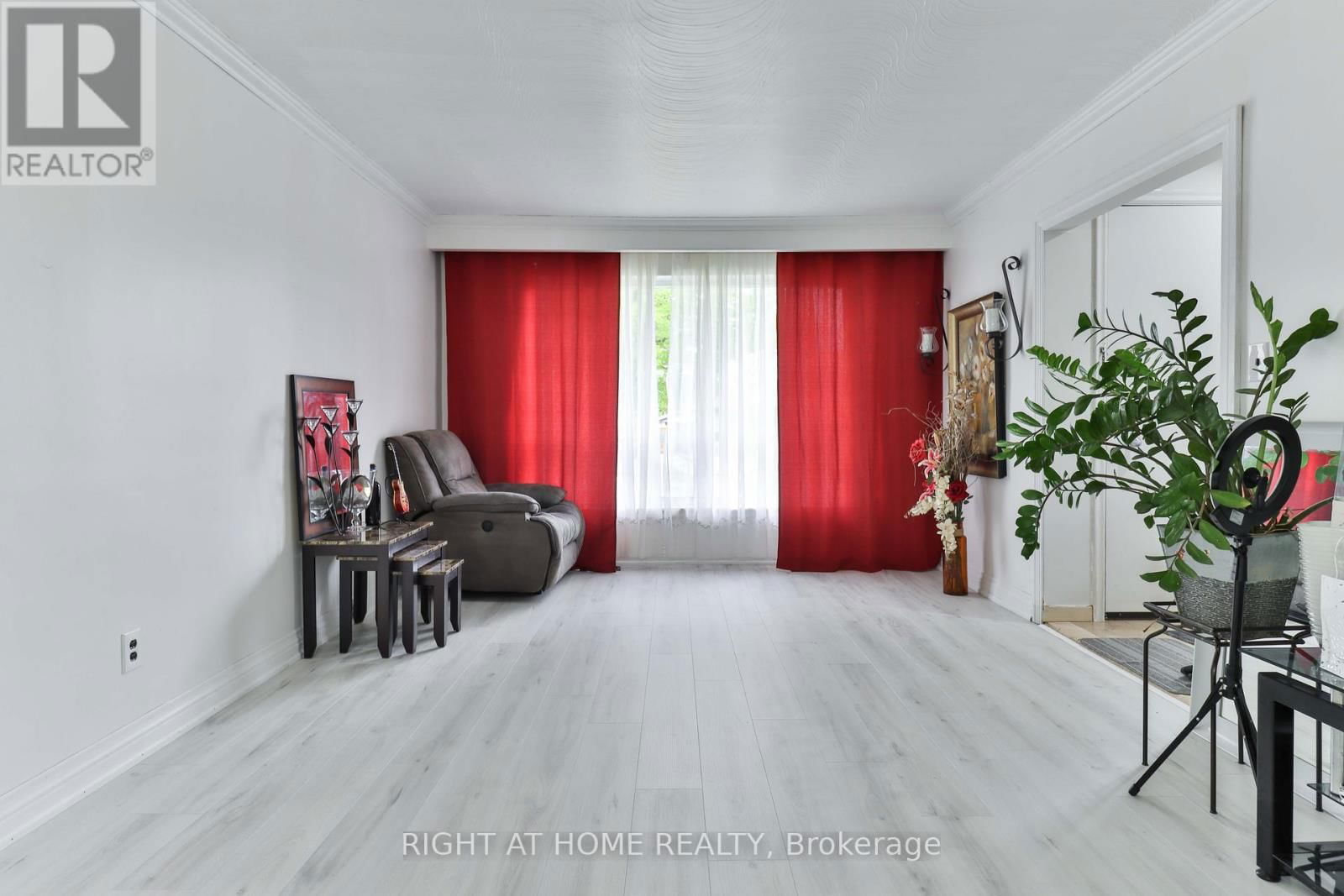 14 MIDDEN CRESCENT Image 7