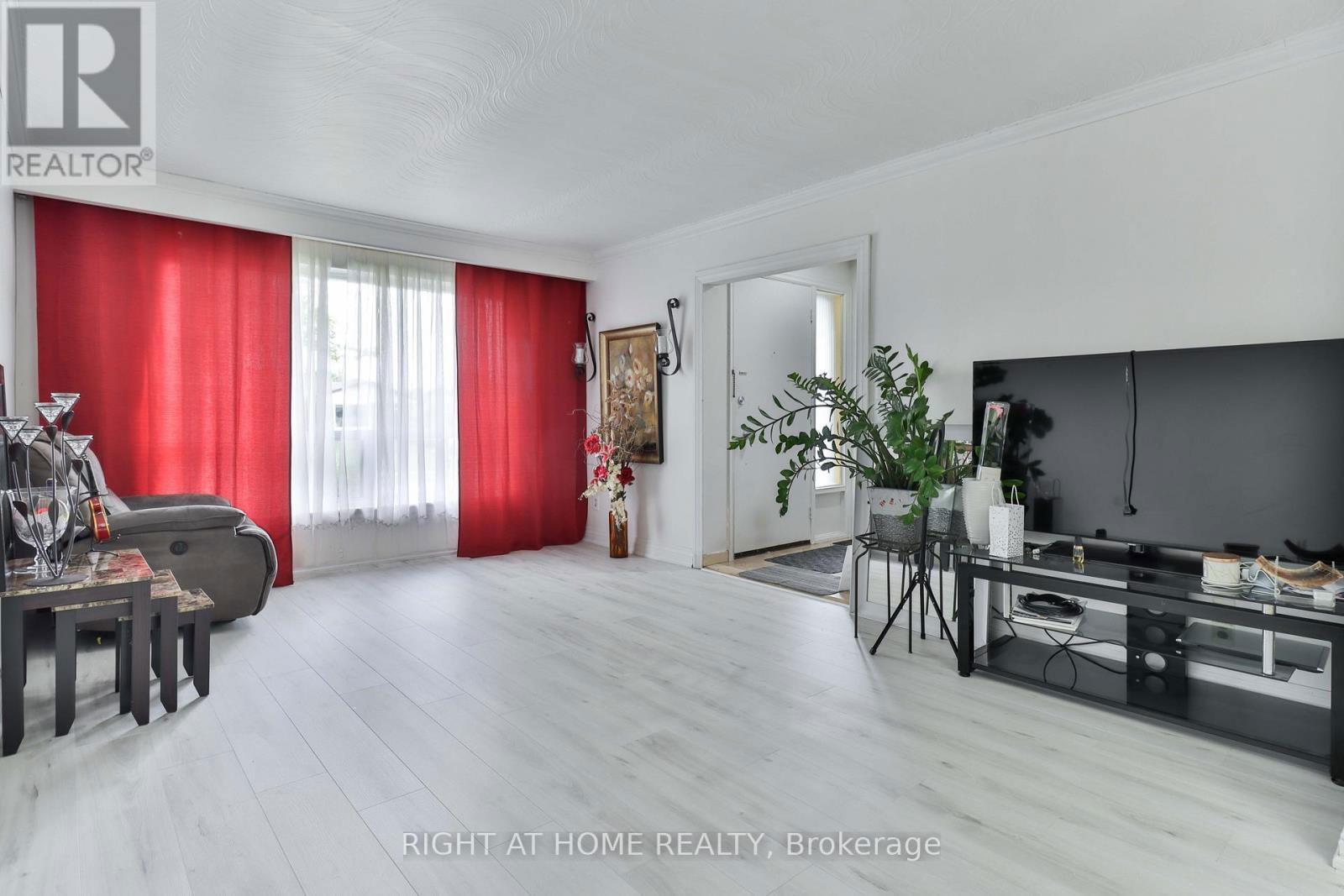 14 MIDDEN CRESCENT Image 9