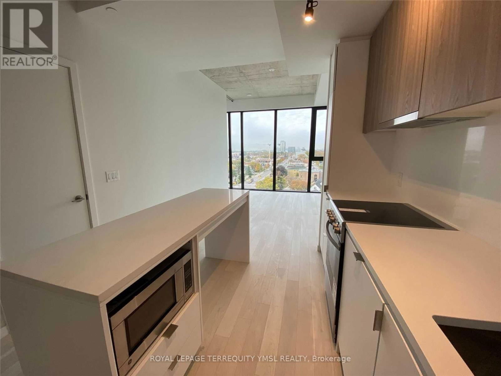 816 - 7 SMITH CRESCENT Image 4