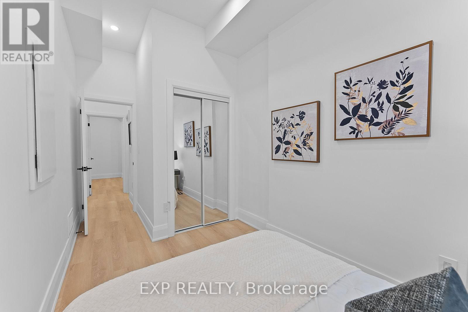 2555 DUNDAS STREET WEST Image 9