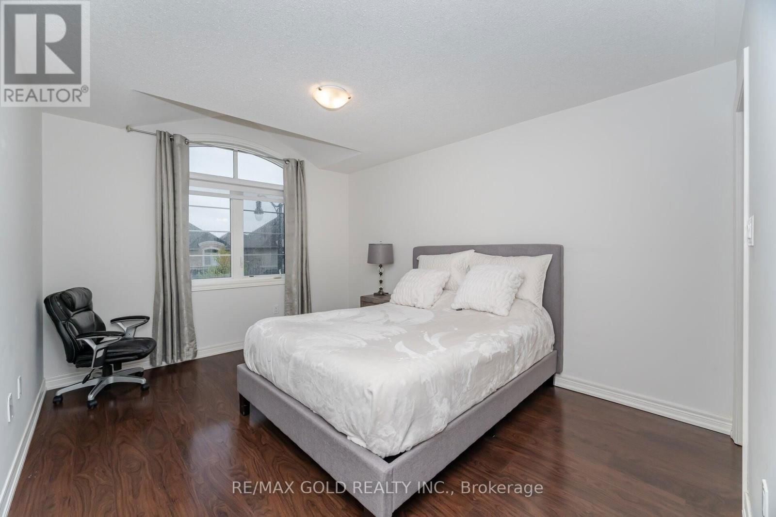 37 OBSERVATORY CRESCENT Image 18