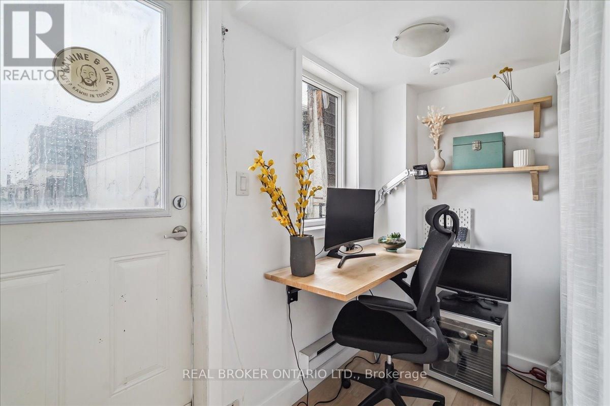 1233C - 22 LAIDLAW STREET Image 16