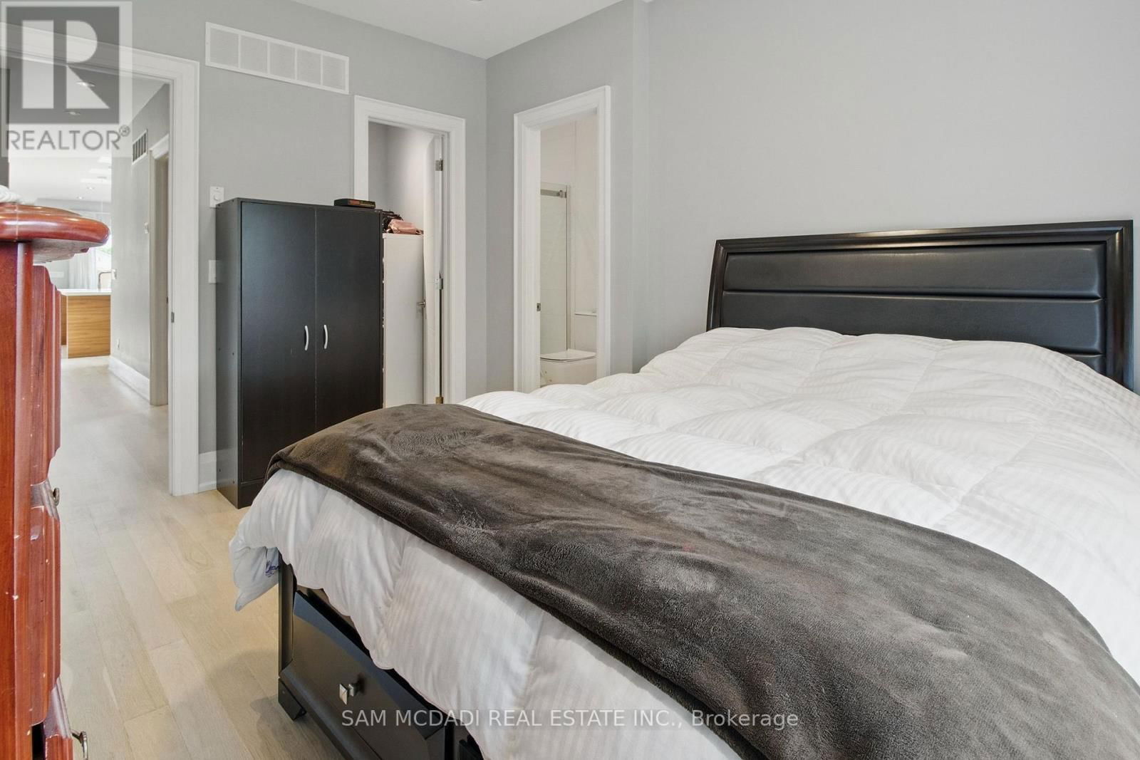 1050 CAVEN STREET Image 15