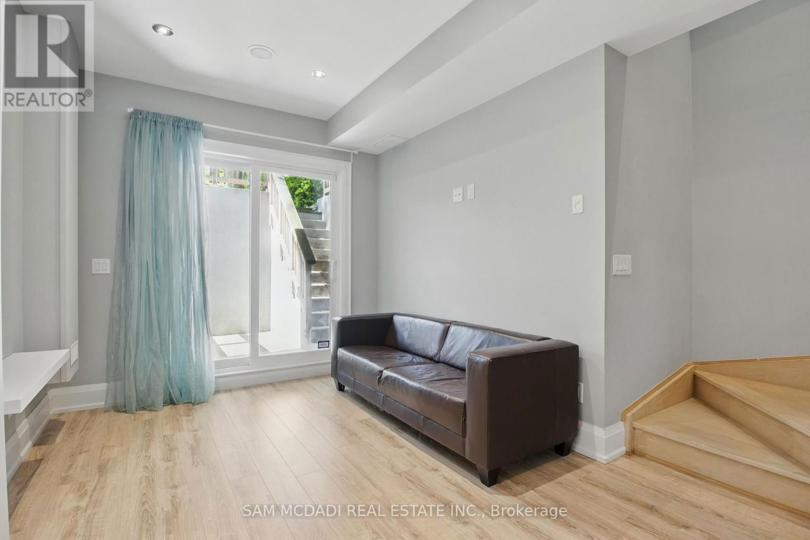 1050 CAVEN STREET Image 24