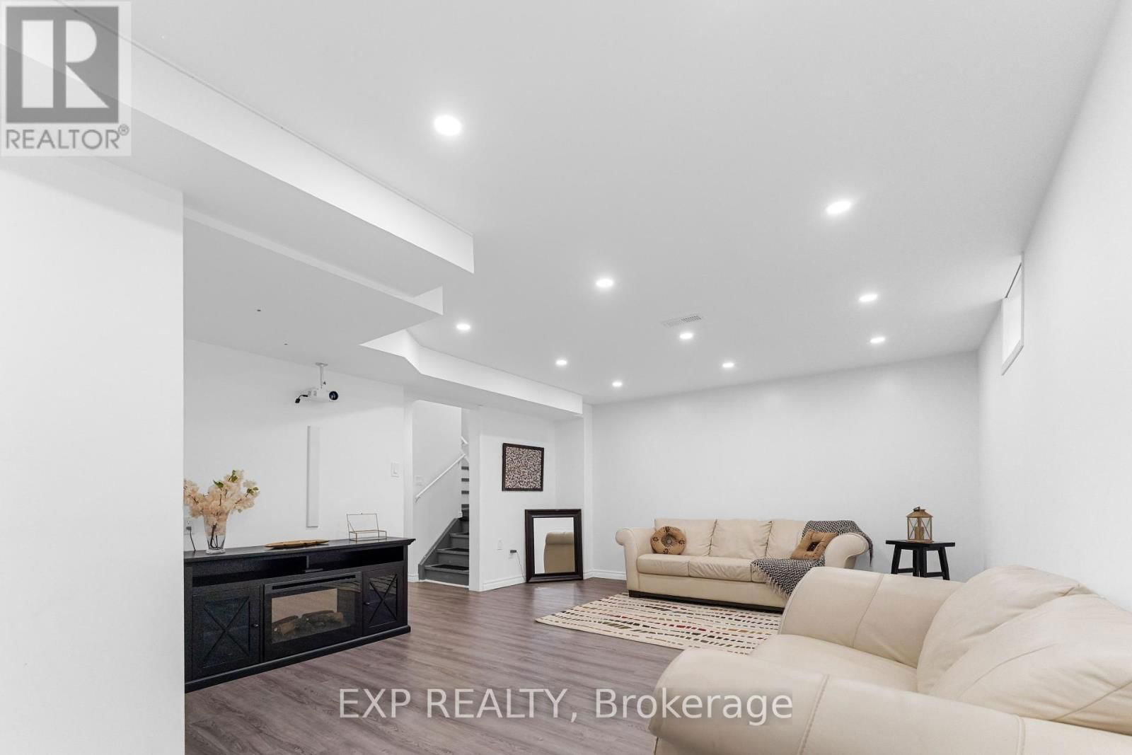 90 MCCLEAVE CRESCENT Image 36