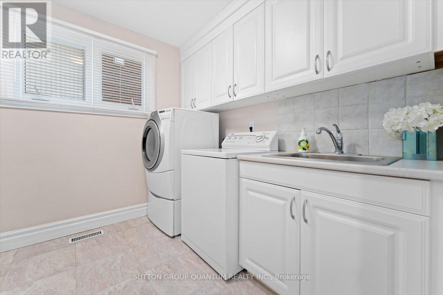 347 PINETREE WAY Image 32