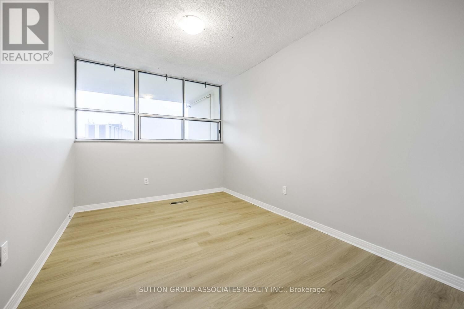 504 - 1300 MARLBOROUGH COURT Image 21