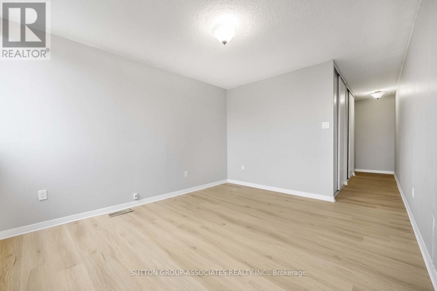 504 - 1300 MARLBOROUGH COURT Image 31