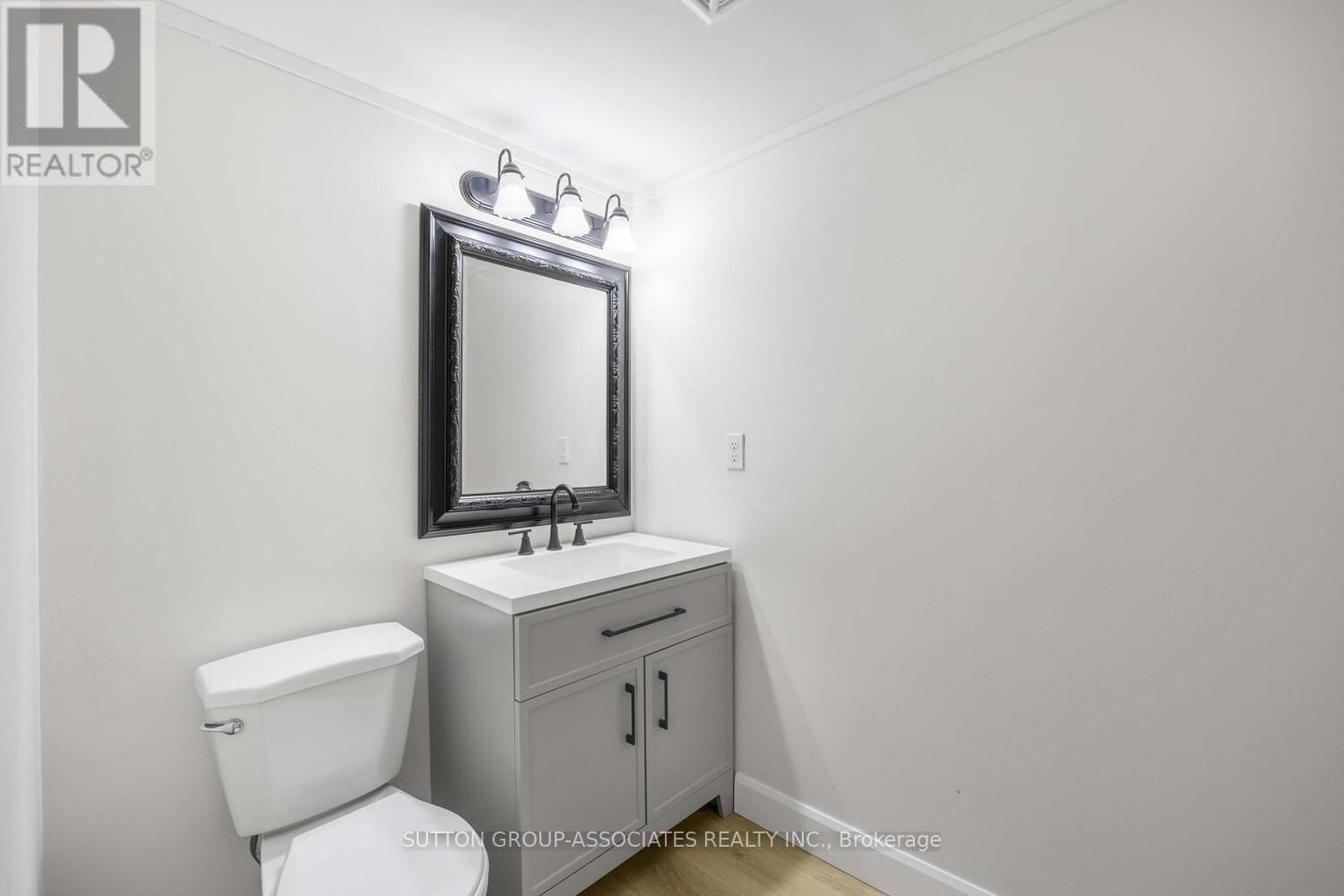 504 - 1300 MARLBOROUGH COURT Image 32