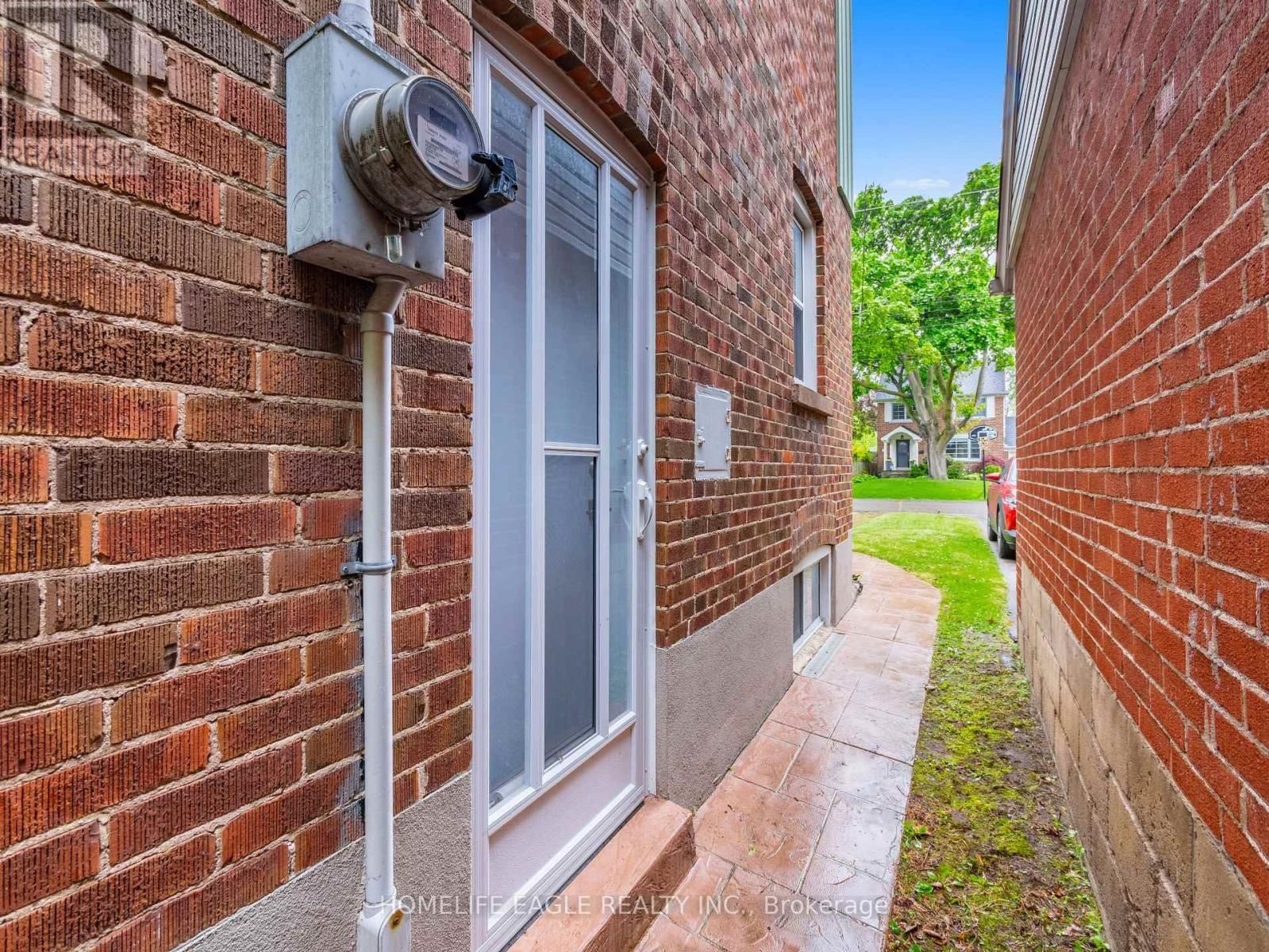 6 ASHTON MANOR Image 18