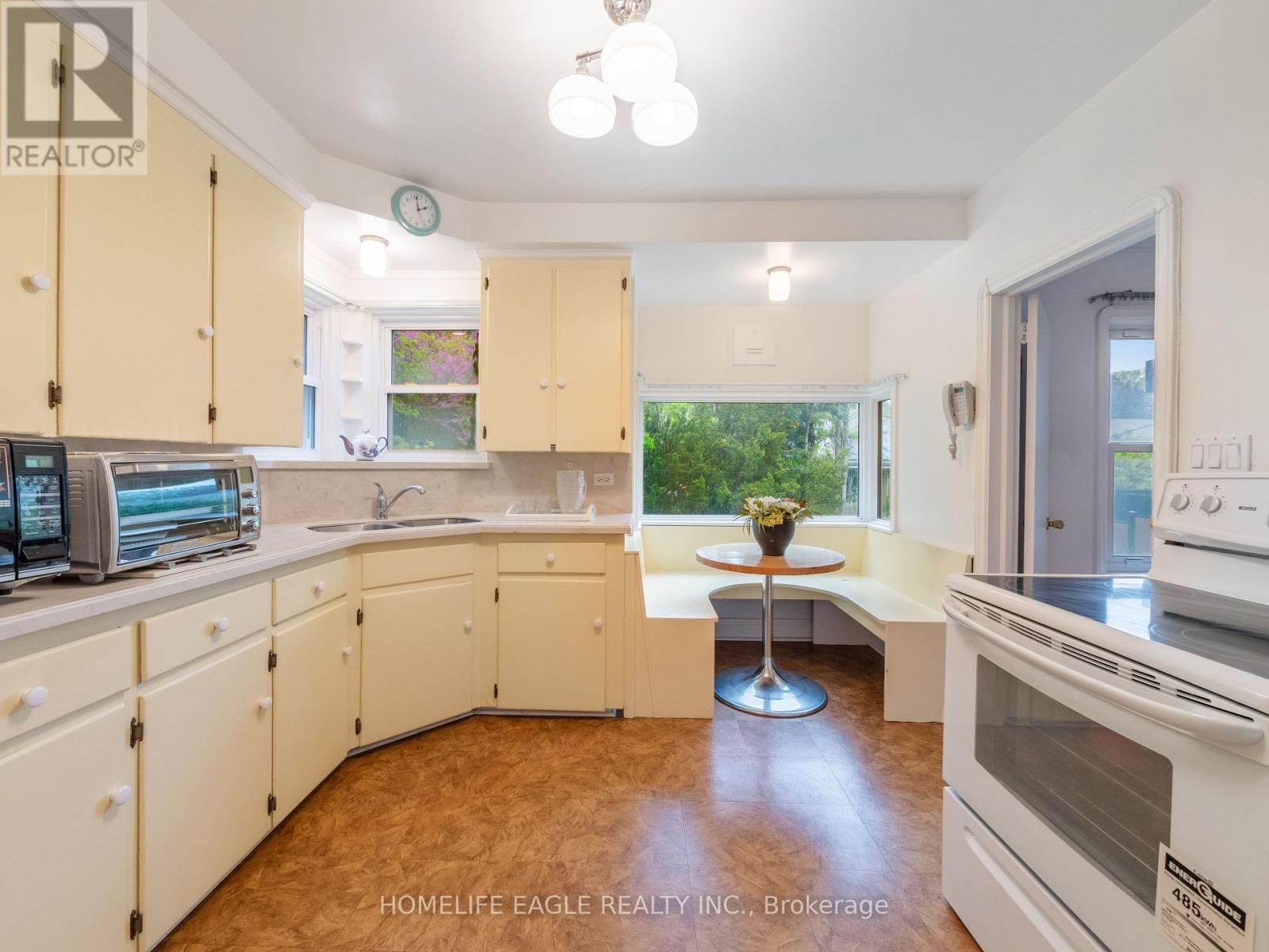 6 ASHTON MANOR Image 7