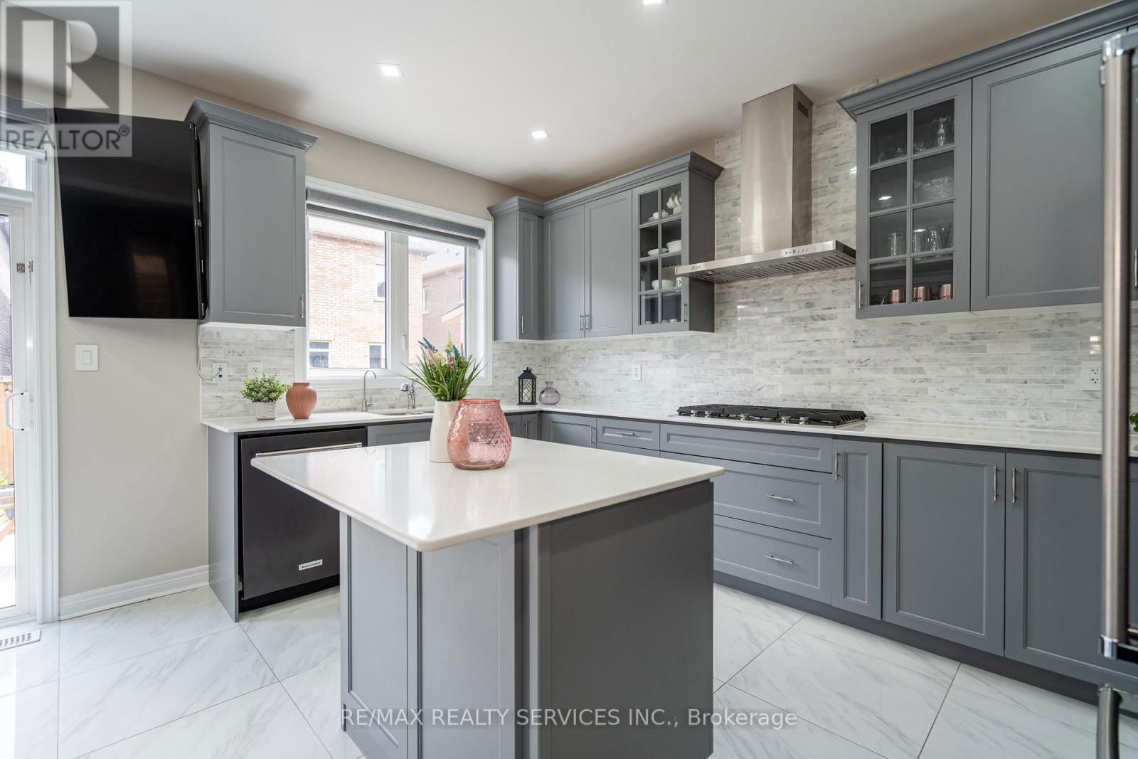 105 BENHURST CRESCENT Image 15