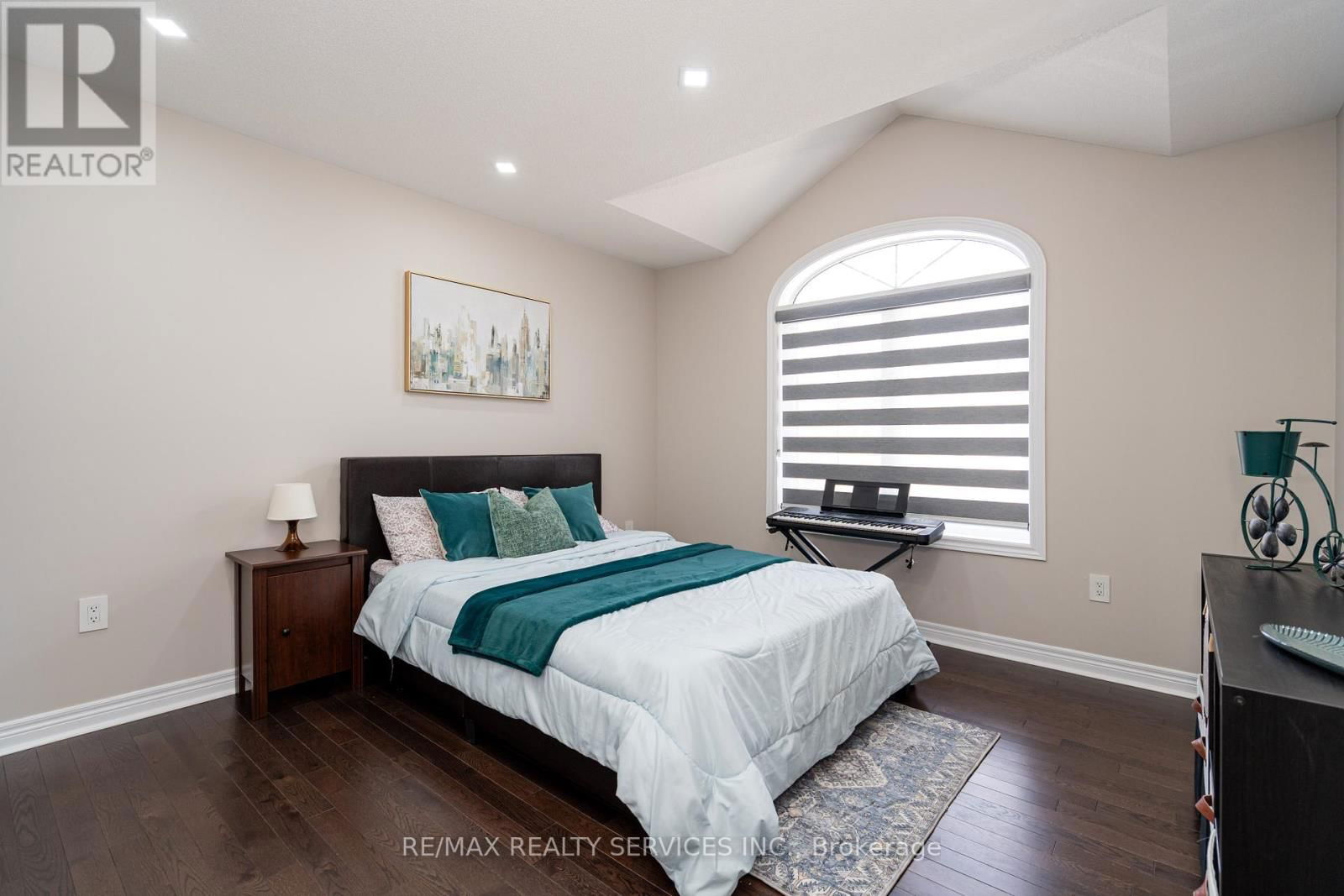 105 BENHURST CRESCENT Image 37