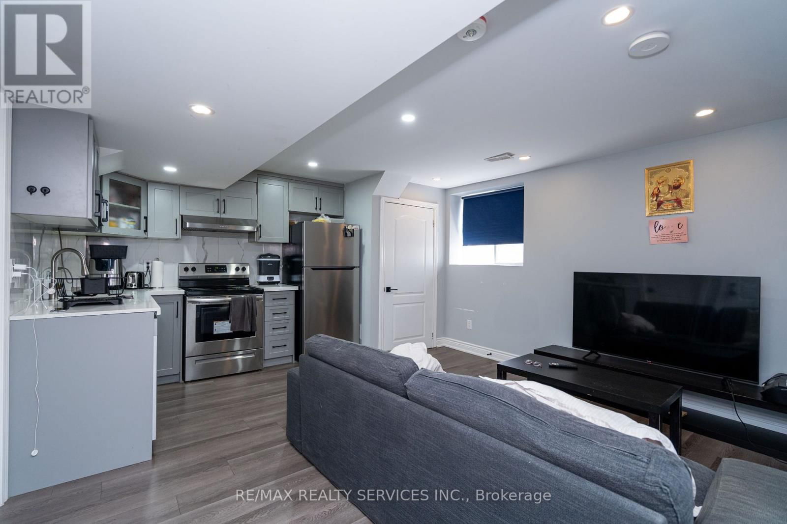 105 BENHURST CRESCENT Image 40