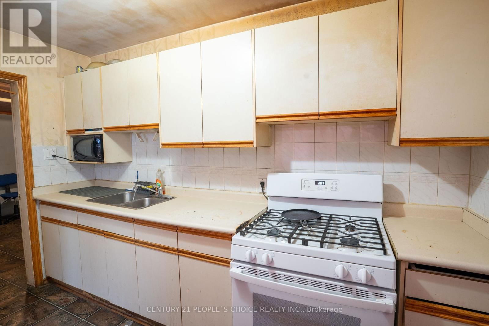19 SUNSET BOULEVARD Image 9