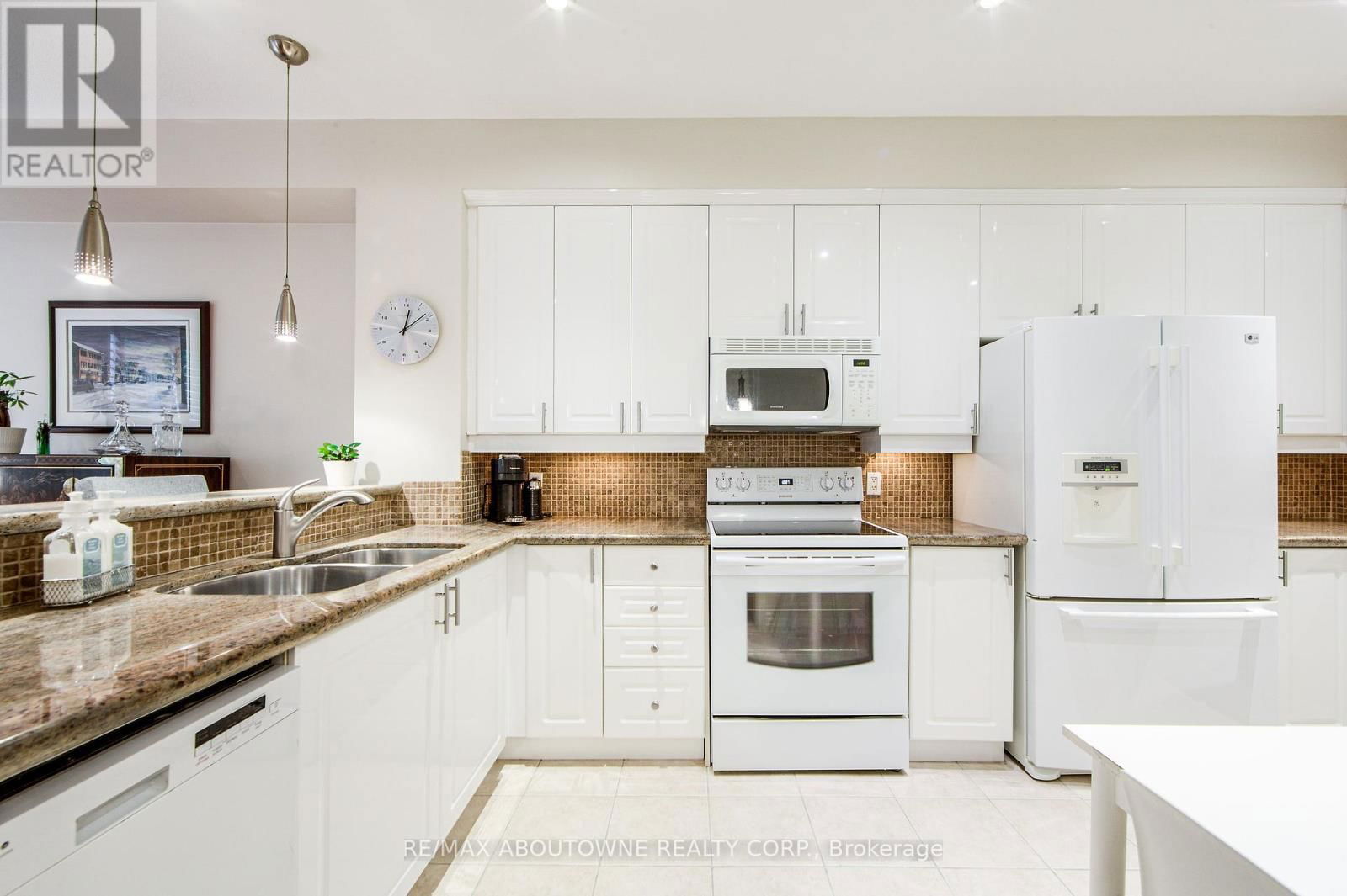 21 - 300 RAVINEVIEW WAY Image 13