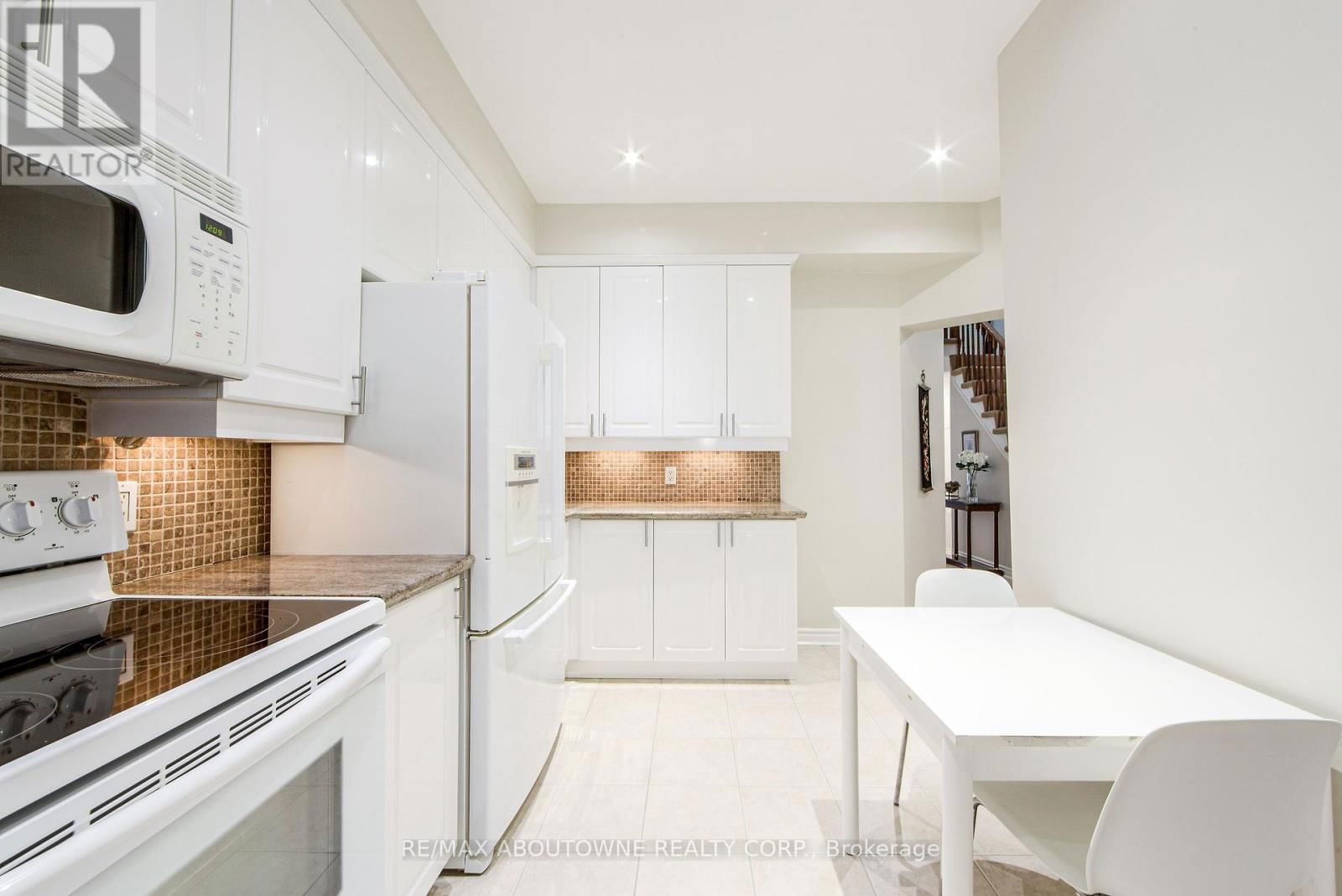 21 - 300 RAVINEVIEW WAY Image 14