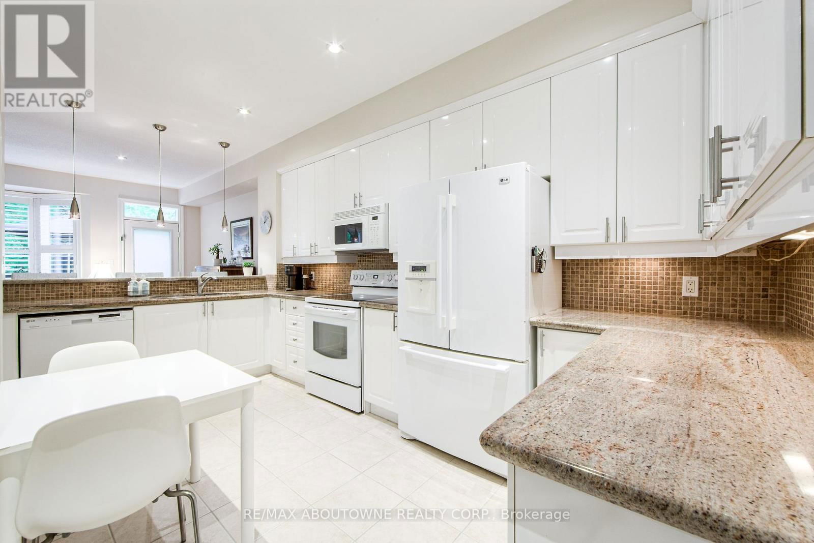 21 - 300 RAVINEVIEW WAY Image 15