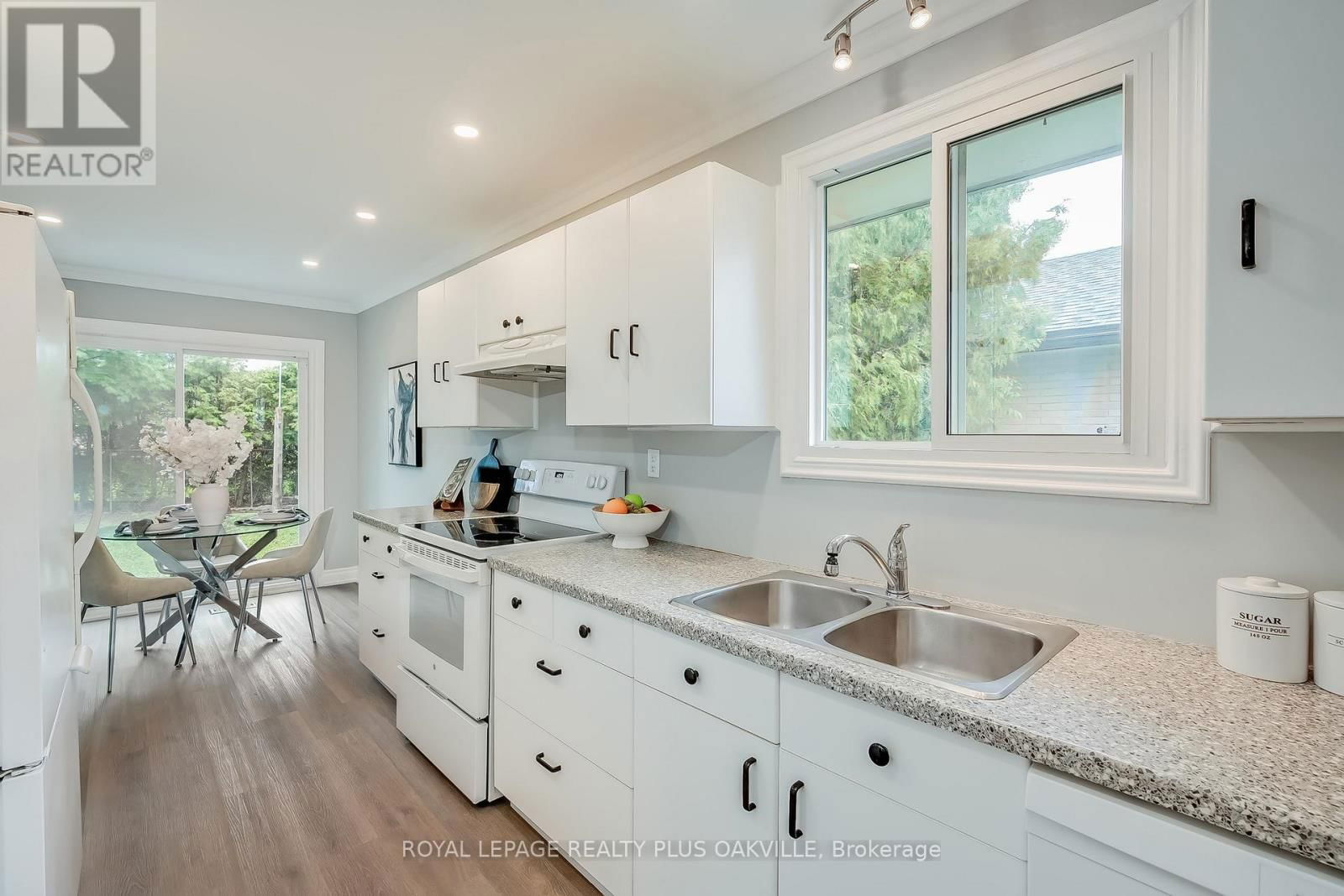 2561 CAVENDISH DRIVE Image 10