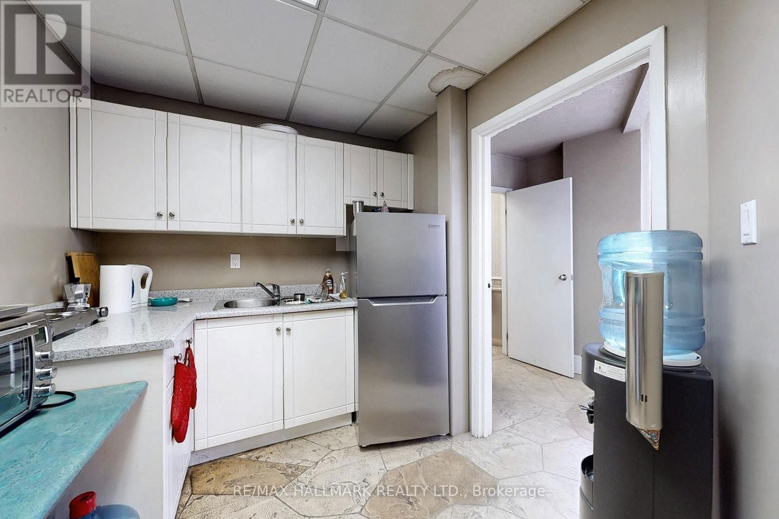 22 STEINWAY BOULEVARD Image 17