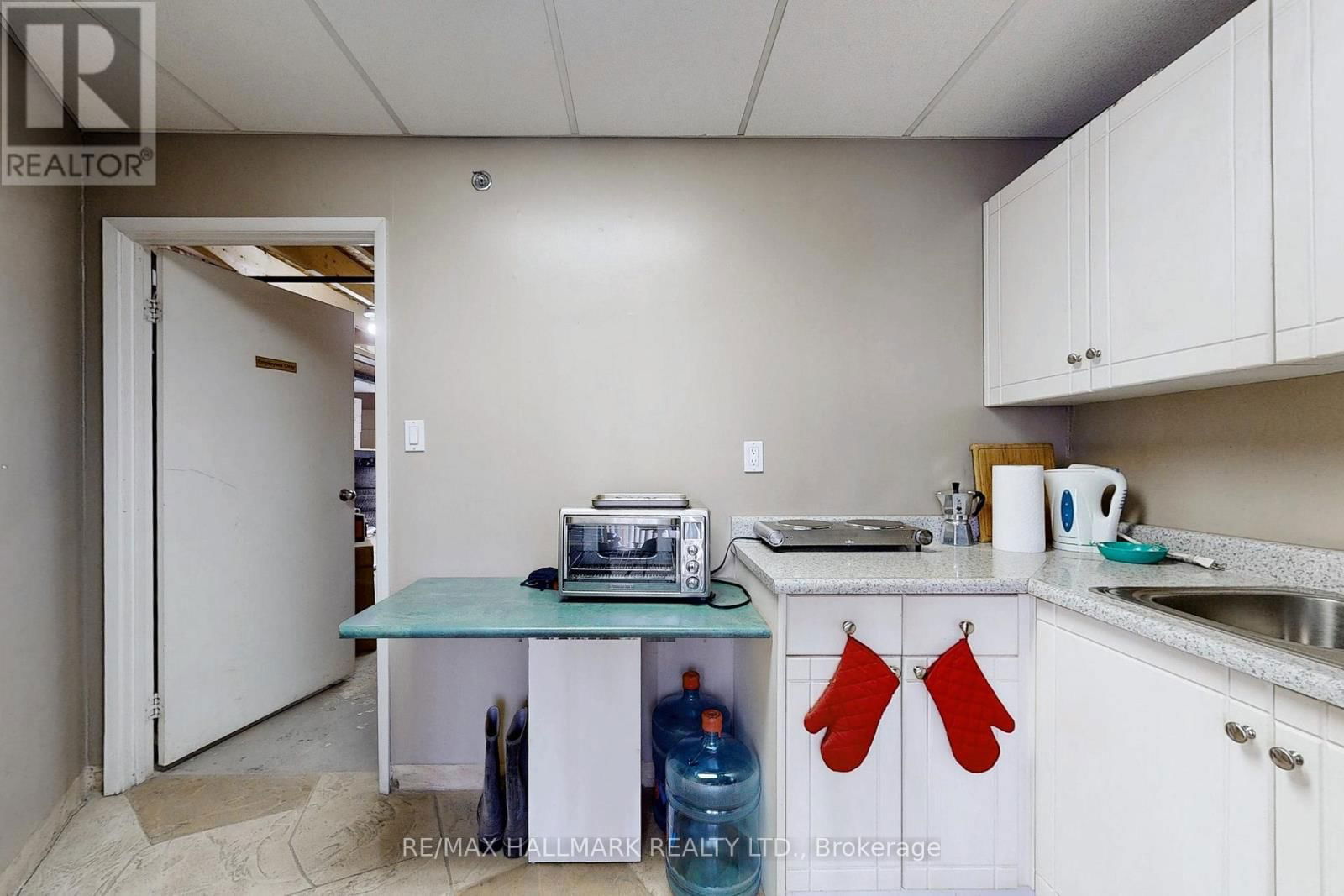 22 STEINWAY BOULEVARD Image 18