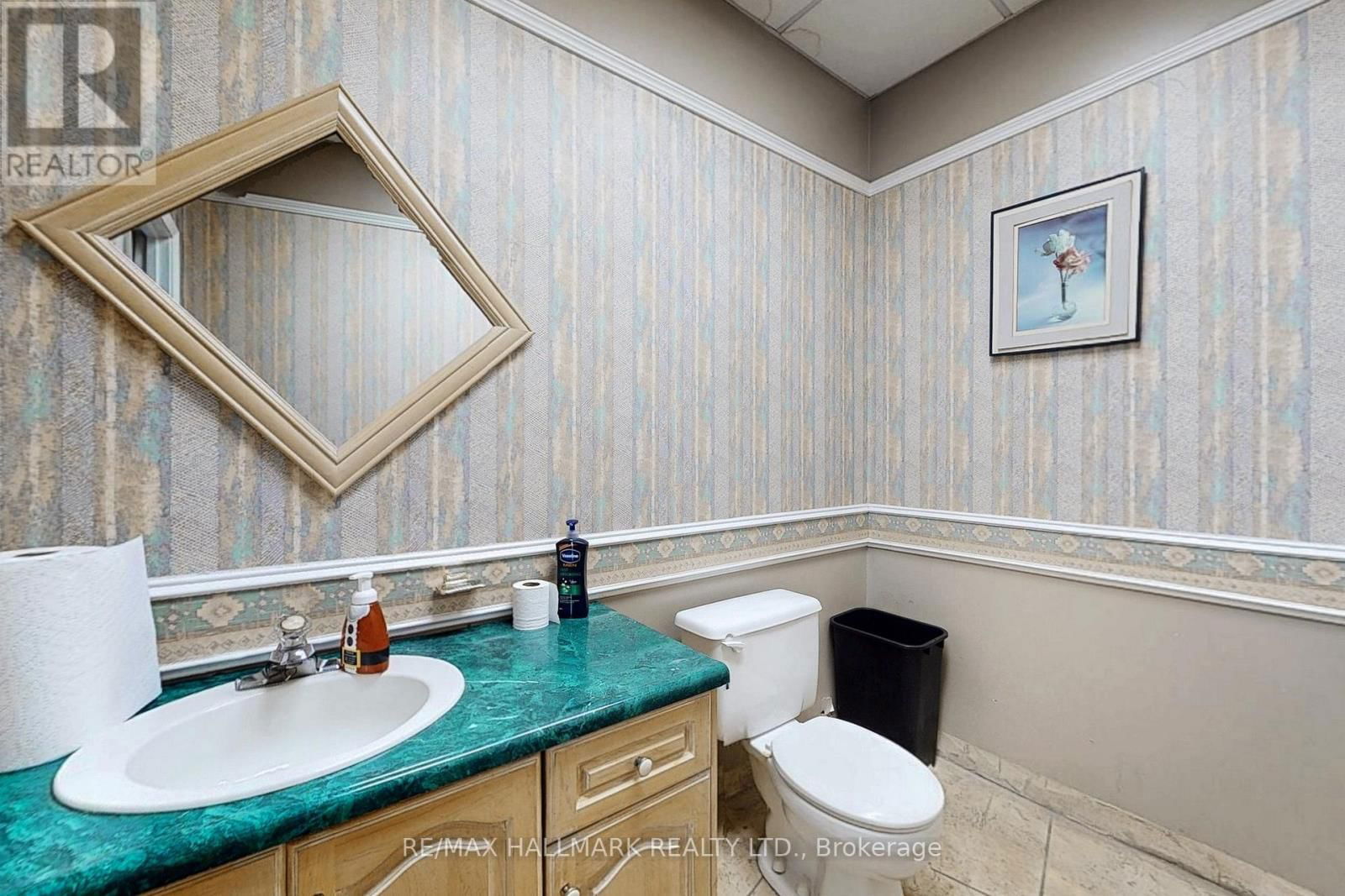 22 STEINWAY BOULEVARD Image 19