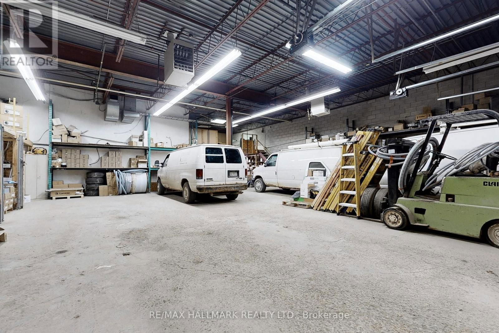 22 STEINWAY BOULEVARD Image 24