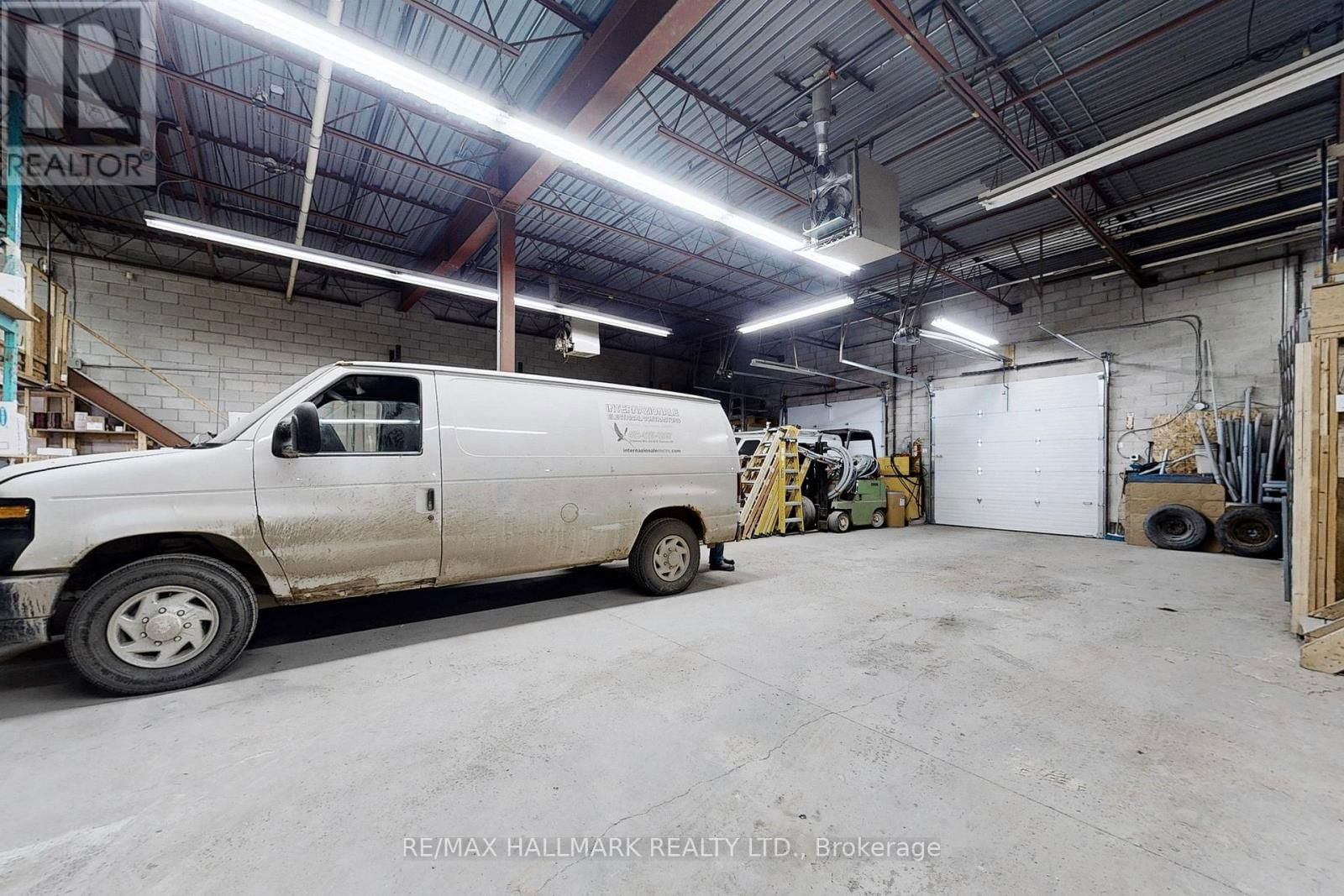 22 STEINWAY BOULEVARD Image 26