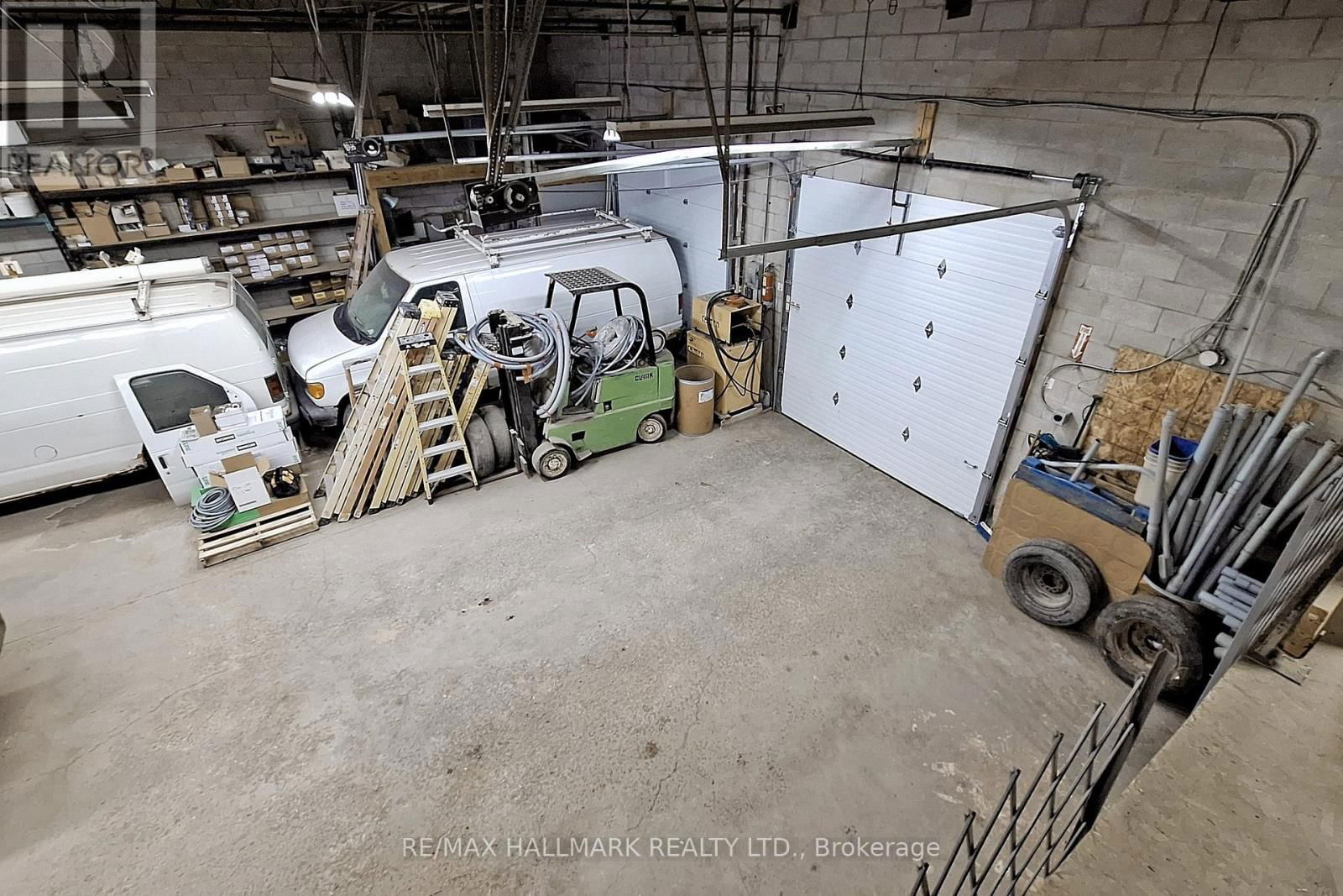 22 STEINWAY BOULEVARD Image 30