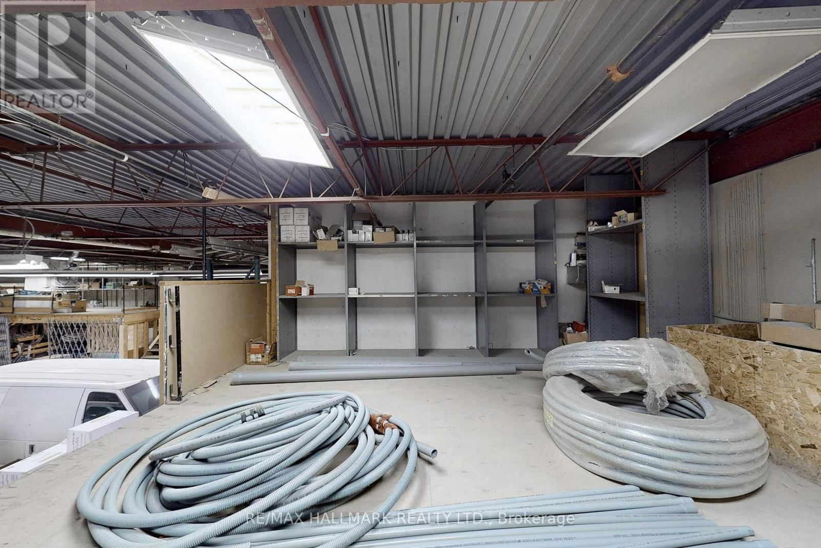 22 STEINWAY BOULEVARD Image 35