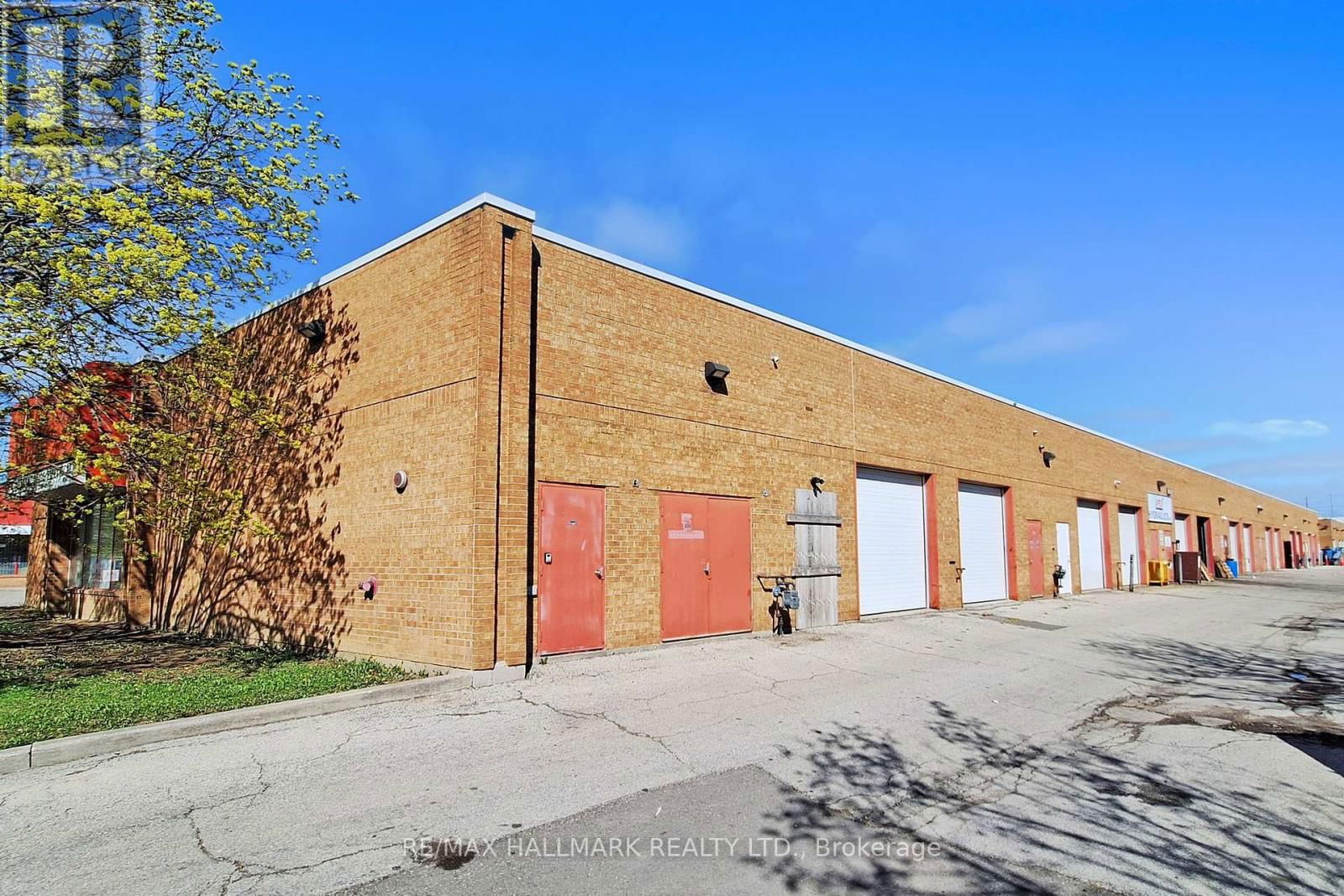 22 STEINWAY BOULEVARD Image 39